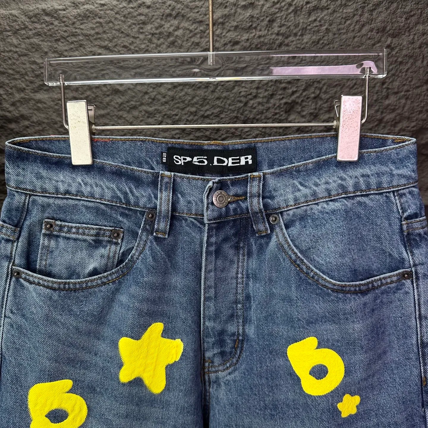 P240 Sp10der street fashion brand 2025 new yellow big star printed washed and distressed couple style loose straight jeans 🔥High version🔥High version🔥 Top ceiling quality Styles with different washed textures are very friendly to people with thin legs and thick legs. The straight and loose version is very flattering. Moderate length that never goes out of style, easy to match with casually, basic styling for various styles, a must-have in the wardrobe! The fabric is stiff but also makes the upper body soft without losing texture. The washing process is even more perfect. It is a must-have item for everyone! ! ! Washed wheat, hang tag, pants label, three complete labels, color: blue, size: 28, 30, 32, 34, 36 (five sizes)