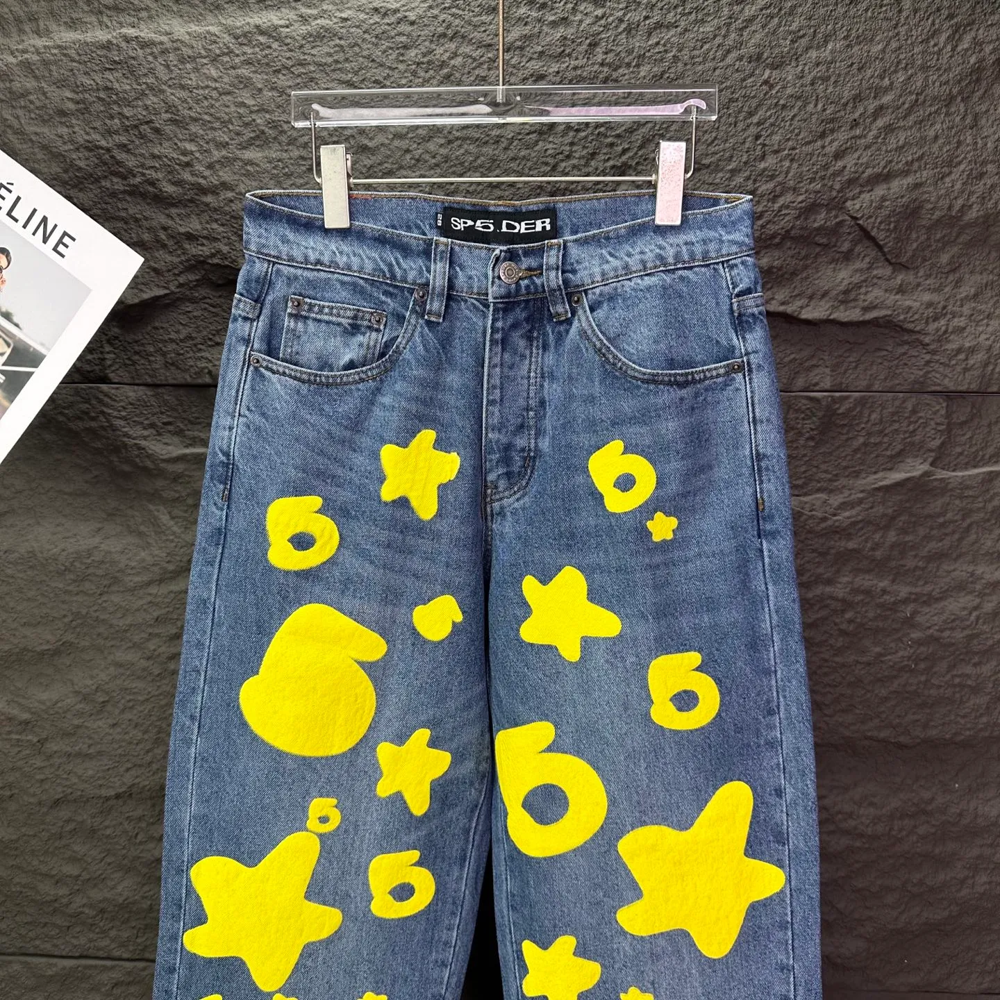 P240 Sp10der street fashion brand 2025 new yellow big star printed washed and distressed couple style loose straight jeans 🔥High version🔥High version🔥 Top ceiling quality Styles with different washed textures are very friendly to people with thin legs and thick legs. The straight and loose version is very flattering. Moderate length that never goes out of style, easy to match with casually, basic styling for various styles, a must-have in the wardrobe! The fabric is stiff but also makes the upper body soft without losing texture. The washing process is even more perfect. It is a must-have item for everyone! ! ! Washed wheat, hang tag, pants label, three complete labels, color: blue, size: 28, 30, 32, 34, 36 (five sizes)