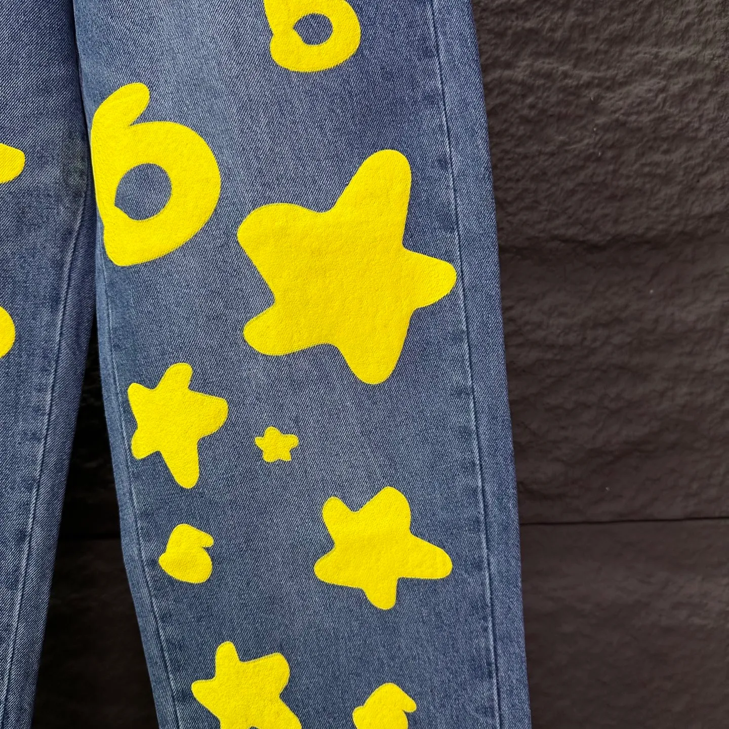 P240 Sp10der street fashion brand 2025 new yellow big star printed washed and distressed couple style loose straight jeans 🔥High version🔥High version🔥 Top ceiling quality Styles with different washed textures are very friendly to people with thin legs and thick legs. The straight and loose version is very flattering. Moderate length that never goes out of style, easy to match with casually, basic styling for various styles, a must-have in the wardrobe! The fabric is stiff but also makes the upper body soft without losing texture. The washing process is even more perfect. It is a must-have item for everyone! ! ! Washed wheat, hang tag, pants label, three complete labels, color: blue, size: 28, 30, 32, 34, 36 (five sizes)