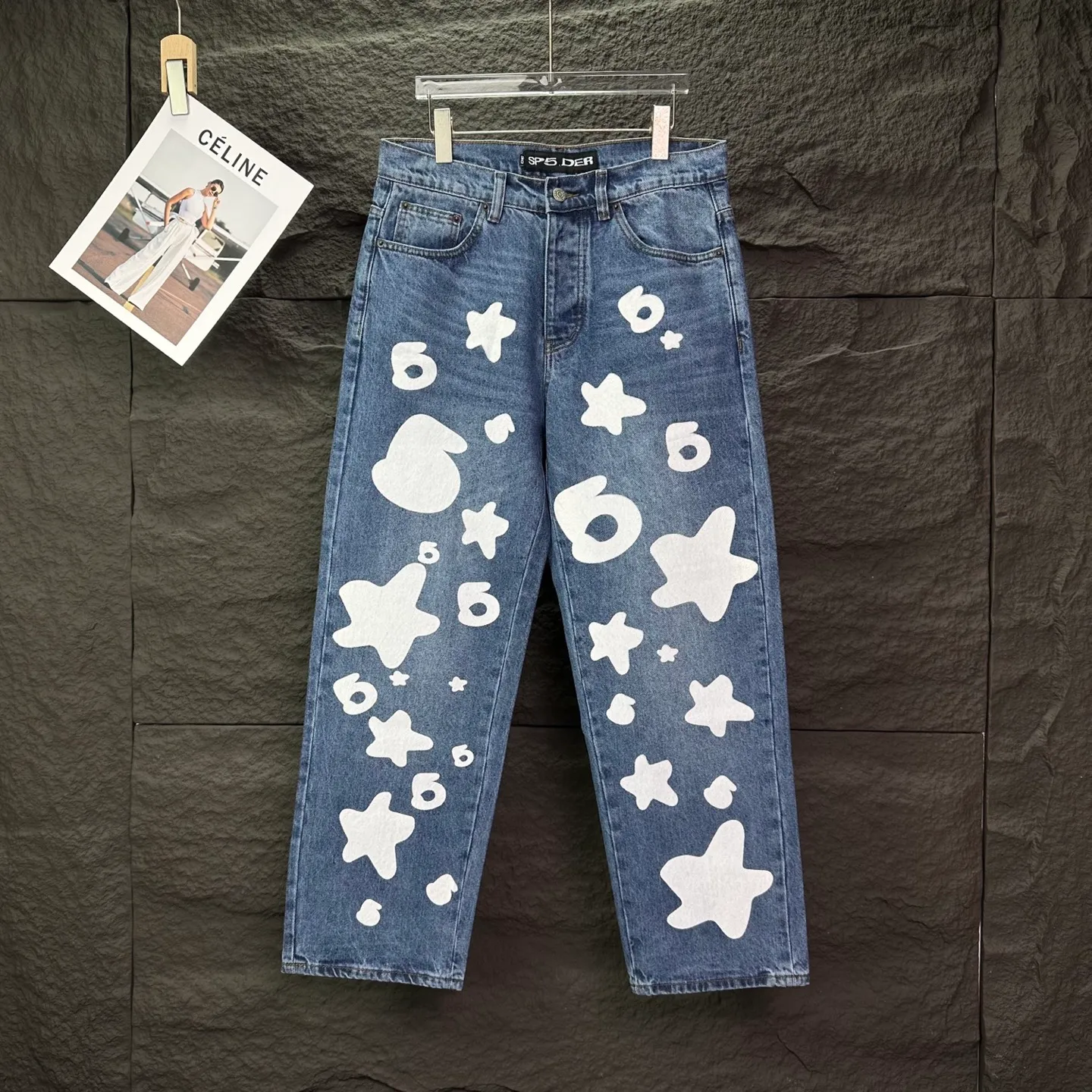 P240 Sp10der street fashion brand 2025 new white big star printed washed and distressed couple style loose straight jeans 🔥High version🔥High version🔥 Top ceiling quality Styles with different washed textures are very friendly to people with thin legs and thick legs. The straight and loose version is very flattering. Moderate length that never goes out of style, easy to match with casually, basic styling for various styles, a must-have in the wardrobe! The fabric is stiff but also makes the upper body soft without losing texture. The washing process is even more perfect. It is a must-have item for everyone! ! ! Washed wheat, hang tag, pants label, three complete labels, color: blue, size: 28, 30, 32, 34, 36 (five sizes)