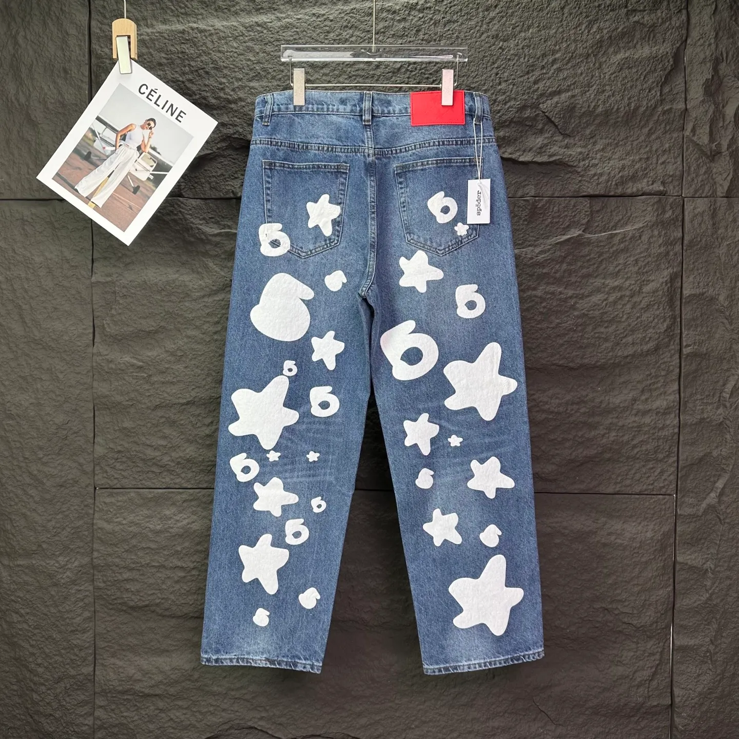 P240 Sp10der street fashion brand 2025 new white big star printed washed and distressed couple style loose straight jeans 🔥High version🔥High version🔥 Top ceiling quality Styles with different washed textures are very friendly to people with thin legs and thick legs. The straight and loose version is very flattering. Moderate length that never goes out of style, easy to match with casually, basic styling for various styles, a must-have in the wardrobe! The fabric is stiff but also makes the upper body soft without losing texture. The washing process is even more perfect. It is a must-have item for everyone! ! ! Washed wheat, hang tag, pants label, three complete labels, color: blue, size: 28, 30, 32, 34, 36 (five sizes)