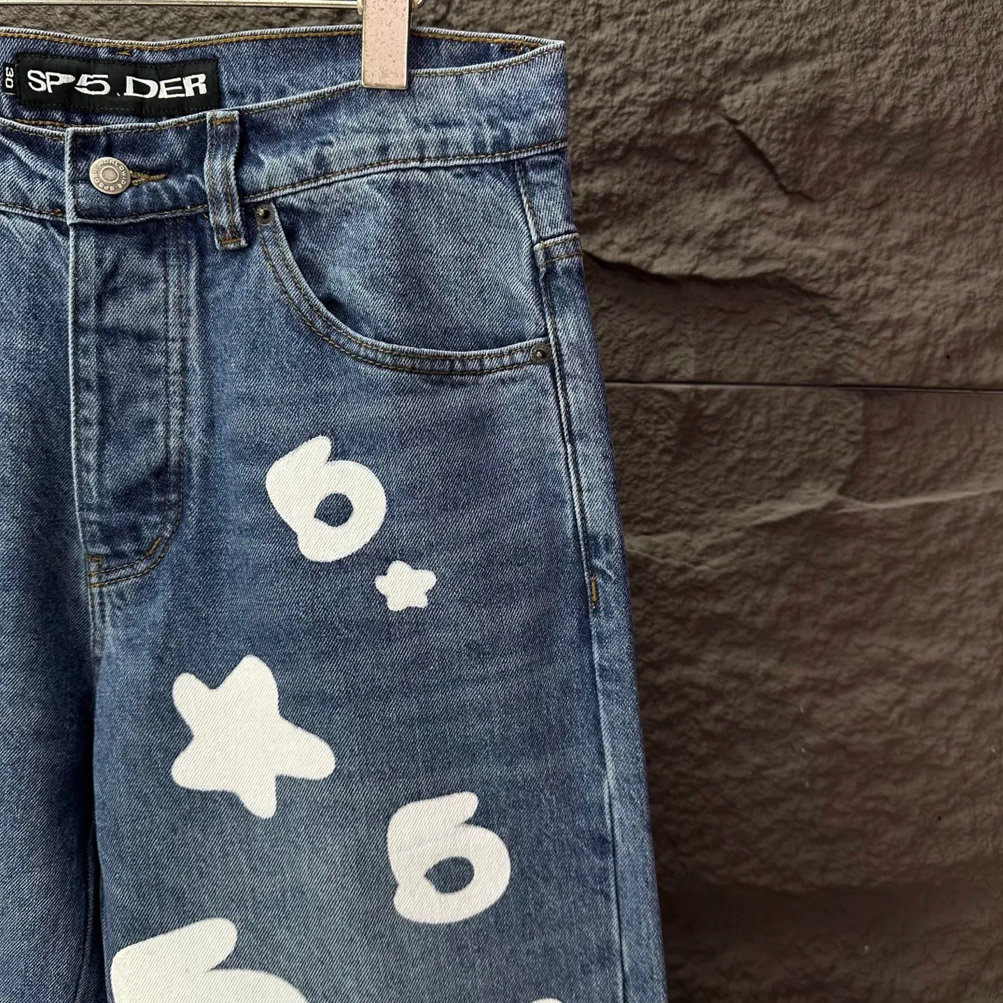 P240 Sp10der street fashion brand 2025 new white big star printed washed and distressed couple style loose straight jeans 🔥High version🔥High version🔥 Top ceiling quality Styles with different washed textures are very friendly to people with thin legs and thick legs. The straight and loose version is very flattering. Moderate length that never goes out of style, easy to match with casually, basic styling for various styles, a must-have in the wardrobe! The fabric is stiff but also makes the upper body soft without losing texture. The washing process is even more perfect. It is a must-have item for everyone! ! ! Washed wheat, hang tag, pants label, three complete labels, color: blue, size: 28, 30, 32, 34, 36 (five sizes)