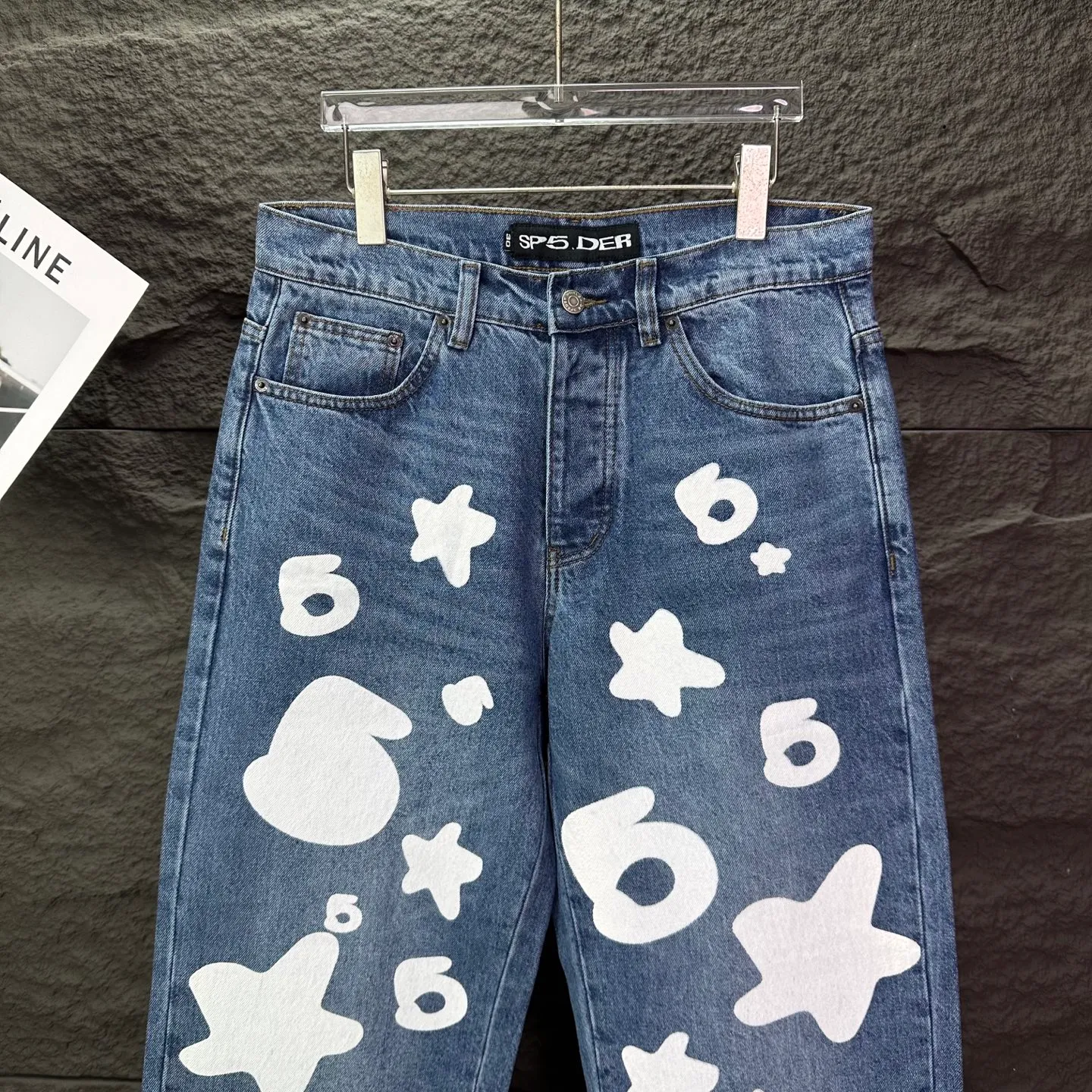 P240 Sp10der street fashion brand 2025 new white big star printed washed and distressed couple style loose straight jeans 🔥High version🔥High version🔥 Top ceiling quality Styles with different washed textures are very friendly to people with thin legs and thick legs. The straight and loose version is very flattering. Moderate length that never goes out of style, easy to match with casually, basic styling for various styles, a must-have in the wardrobe! The fabric is stiff but also makes the upper body soft without losing texture. The washing process is even more perfect. It is a must-have item for everyone! ! ! Washed wheat, hang tag, pants label, three complete labels, color: blue, size: 28, 30, 32, 34, 36 (five sizes)