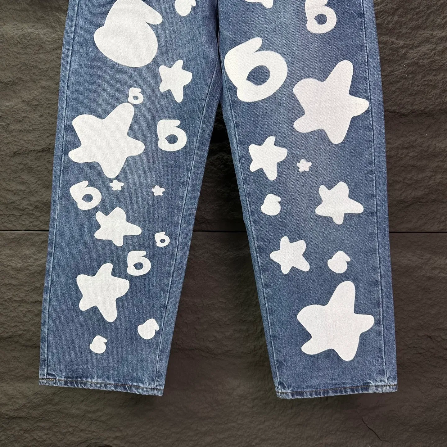 P240 Sp10der street fashion brand 2025 new white big star printed washed and distressed couple style loose straight jeans 🔥High version🔥High version🔥 Top ceiling quality Styles with different washed textures are very friendly to people with thin legs and thick legs. The straight and loose version is very flattering. Moderate length that never goes out of style, easy to match with casually, basic styling for various styles, a must-have in the wardrobe! The fabric is stiff but also makes the upper body soft without losing texture. The washing process is even more perfect. It is a must-have item for everyone! ! ! Washed wheat, hang tag, pants label, three complete labels, color: blue, size: 28, 30, 32, 34, 36 (five sizes)