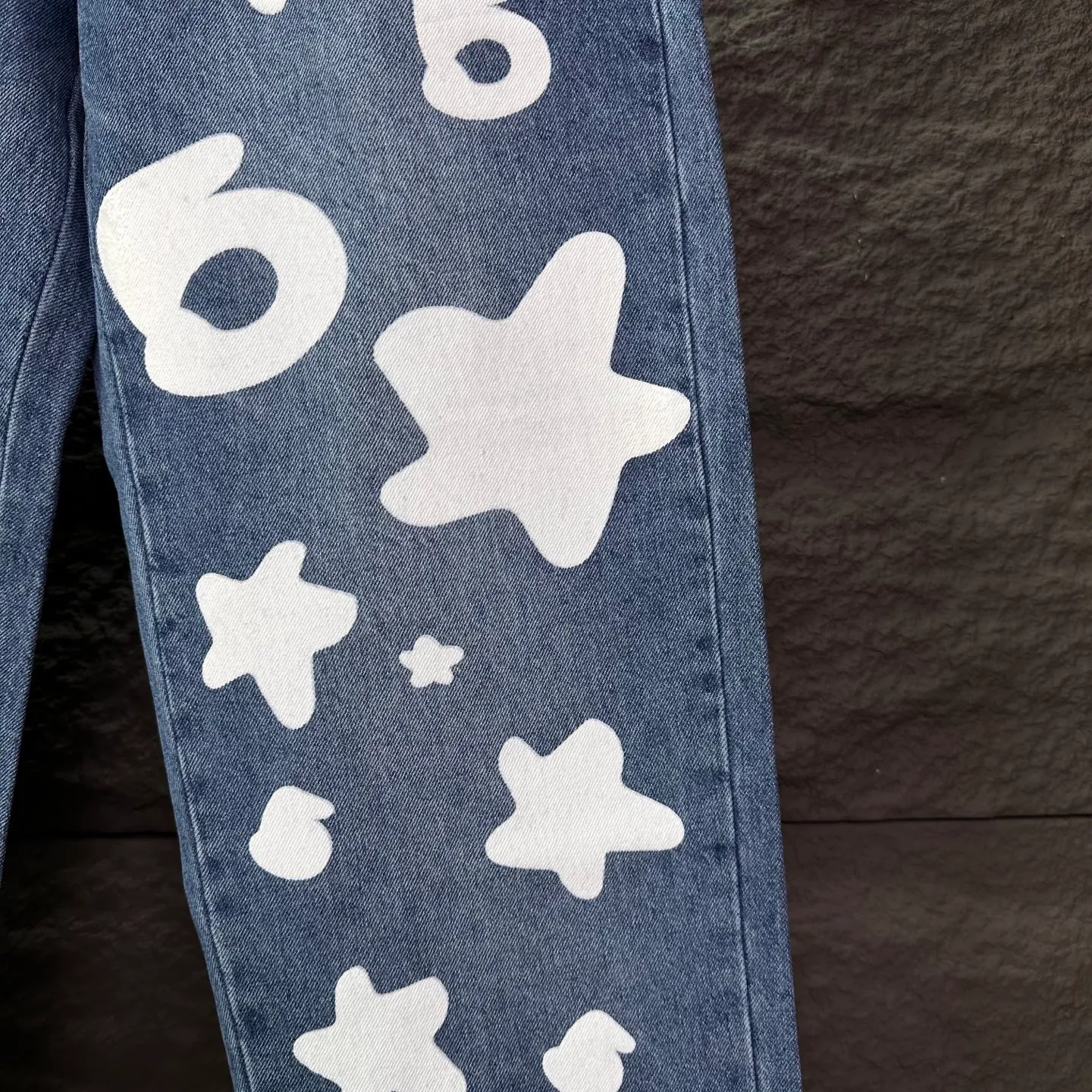 P240 Sp10der street fashion brand 2025 new white big star printed washed and distressed couple style loose straight jeans 🔥High version🔥High version🔥 Top ceiling quality Styles with different washed textures are very friendly to people with thin legs and thick legs. The straight and loose version is very flattering. Moderate length that never goes out of style, easy to match with casually, basic styling for various styles, a must-have in the wardrobe! The fabric is stiff but also makes the upper body soft without losing texture. The washing process is even more perfect. It is a must-have item for everyone! ! ! Washed wheat, hang tag, pants label, three complete labels, color: blue, size: 28, 30, 32, 34, 36 (five sizes)