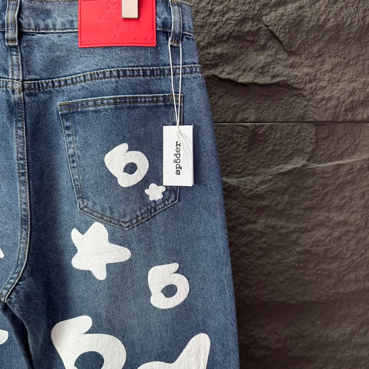 P240 Sp10der street fashion brand 2025 new white big star printed washed and distressed couple style loose straight jeans 🔥High version🔥High version🔥 Top ceiling quality Styles with different washed textures are very friendly to people with thin legs and thick legs. The straight and loose version is very flattering. Moderate length that never goes out of style, easy to match with casually, basic styling for various styles, a must-have in the wardrobe! The fabric is stiff but also makes the upper body soft without losing texture. The washing process is even more perfect. It is a must-have item for everyone! ! ! Washed wheat, hang tag, pants label, three complete labels, color: blue, size: 28, 30, 32, 34, 36 (five sizes)