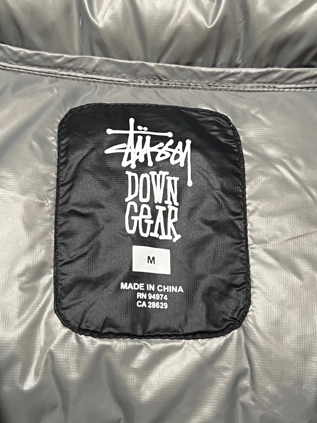 Stussy/Stussy 22Fw classic letter hooded down jacket, black, gray, black and pink, S-XL, filled with national standard 90 velvet/average 450g of velvet. It has a Michelin effect when you put it on. 800 puffs, fluffy and warm, full and light.