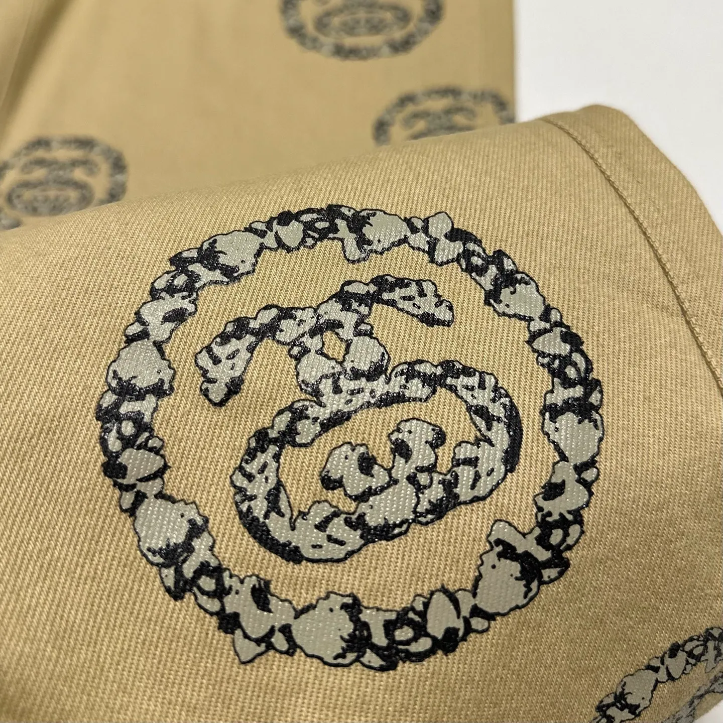 Detailed shooting of DT trousers STUSSY