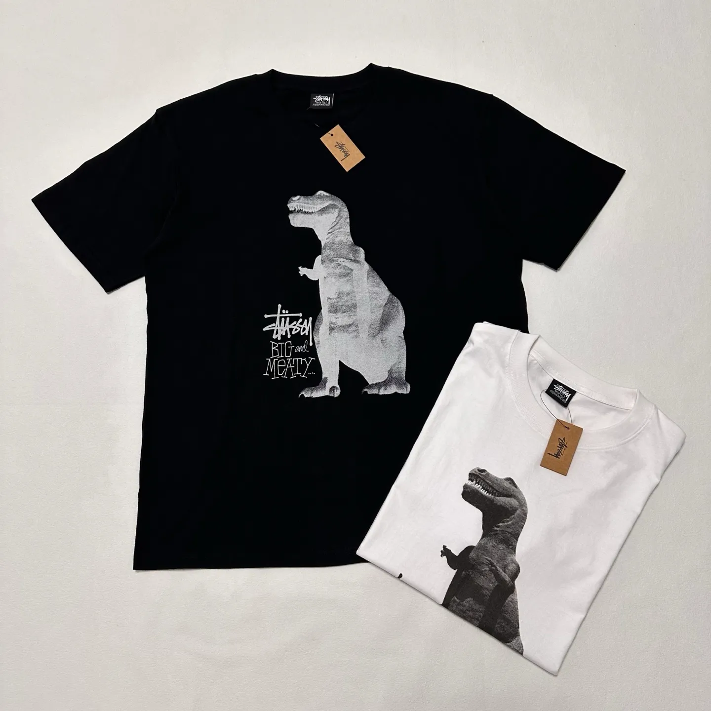 Detailed shooting of Tyrannosaurus Rex T-shirt STUSSY SS25 BIG & MEATY TEE PIGMENT DYED Dinosaur pattern short-sleeved black and white S- XL