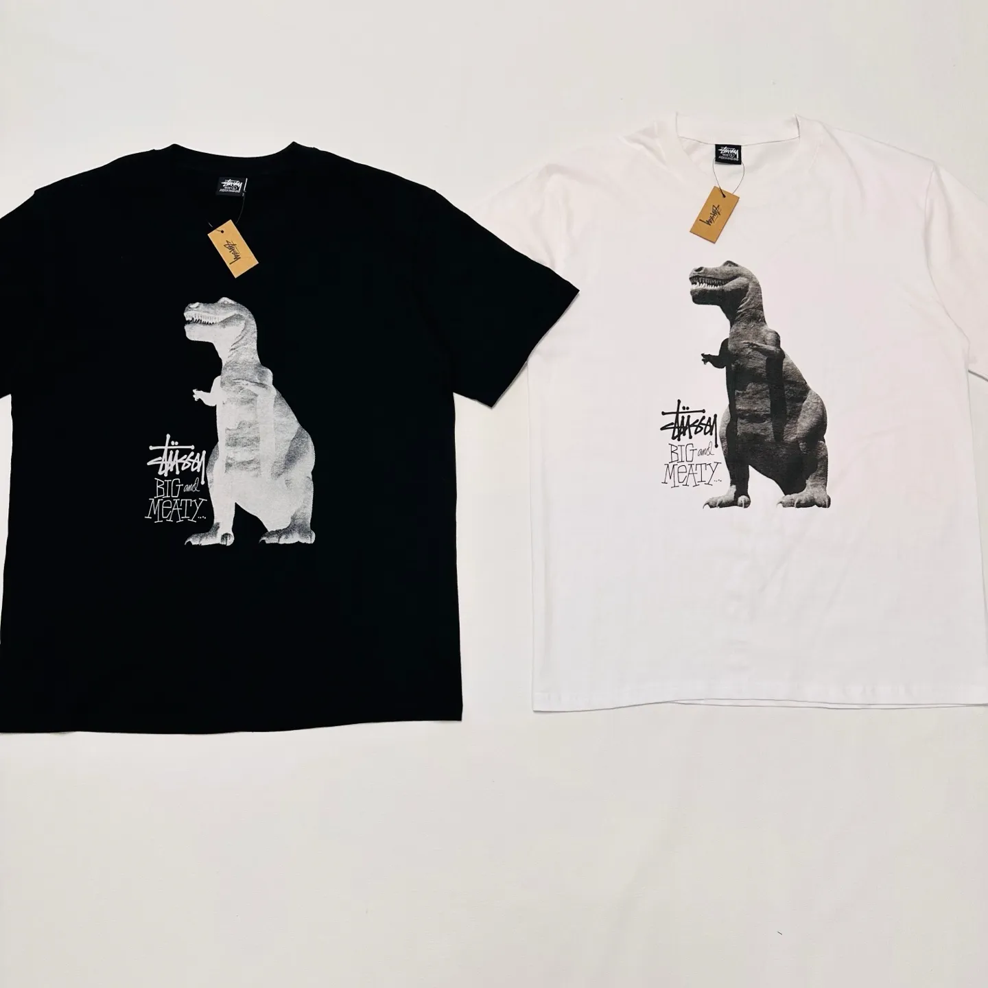 Detailed shooting of Tyrannosaurus Rex T-shirt STUSSY SS25 BIG & MEATY TEE PIGMENT DYED Dinosaur pattern short-sleeved black and white S- XL