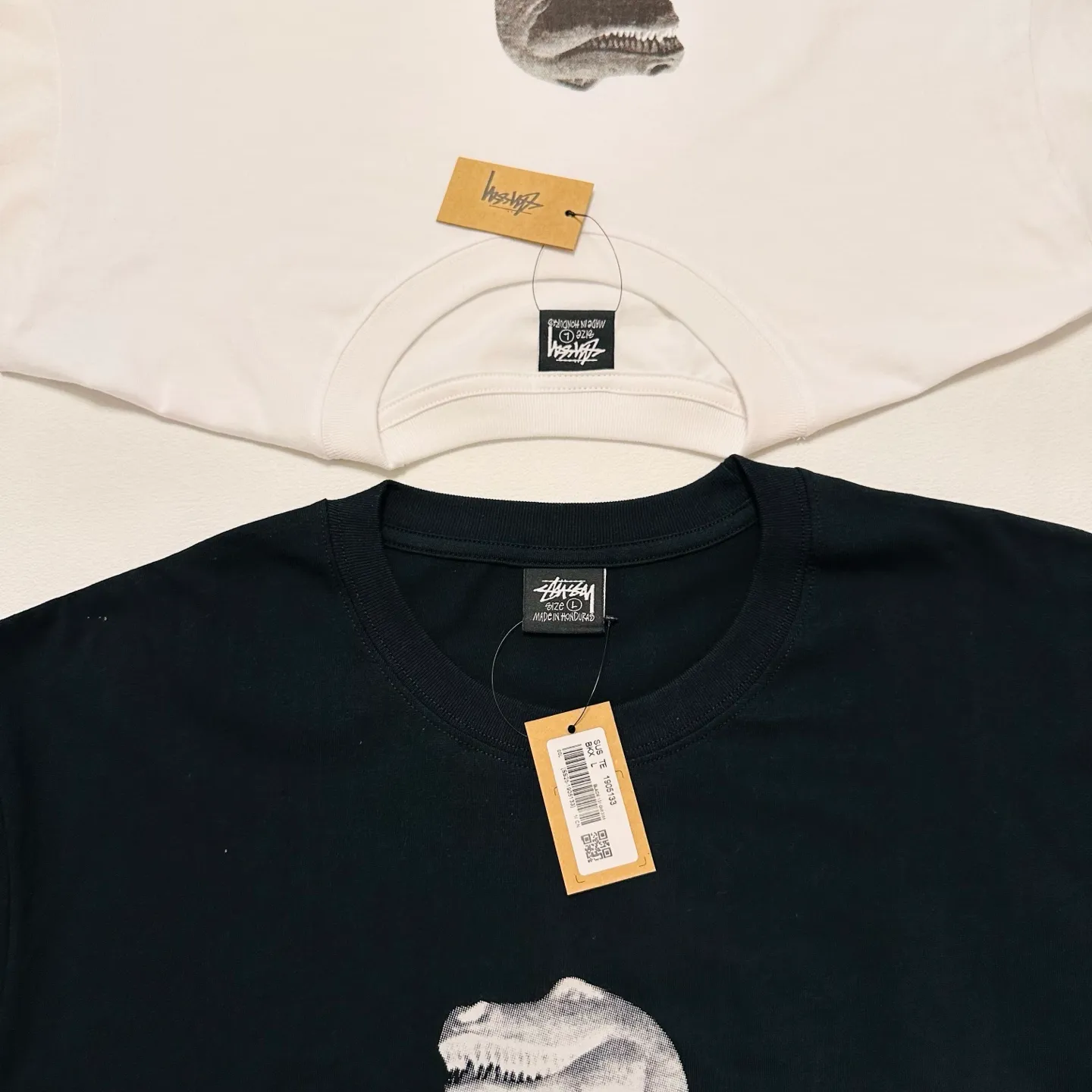 Detailed shooting of Tyrannosaurus Rex T-shirt STUSSY SS25 BIG & MEATY TEE PIGMENT DYED Dinosaur pattern short-sleeved black and white S- XL