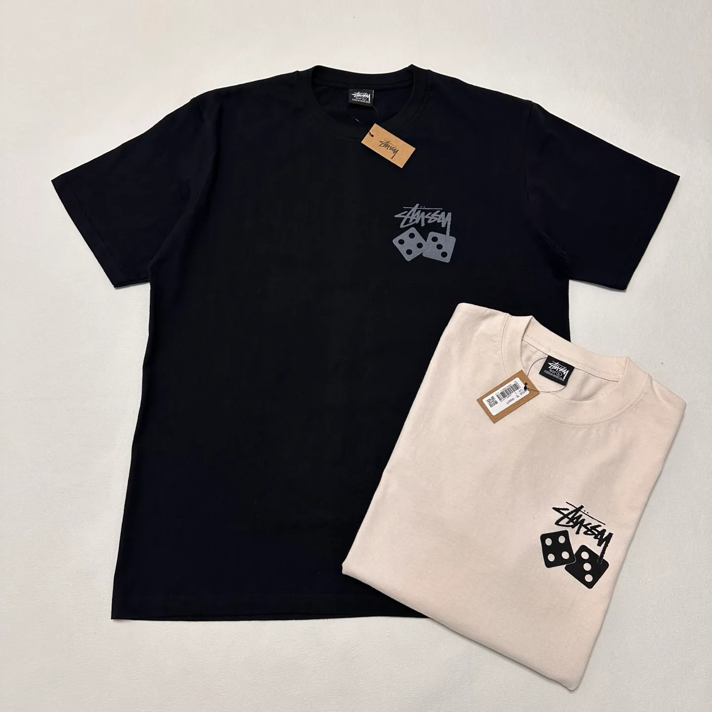 Detailed shooting of STUSSY SS25 DICE TEE PIGMENT DYED dice letter pattern printed short-sleeved T-shirt black and off-white S-XL