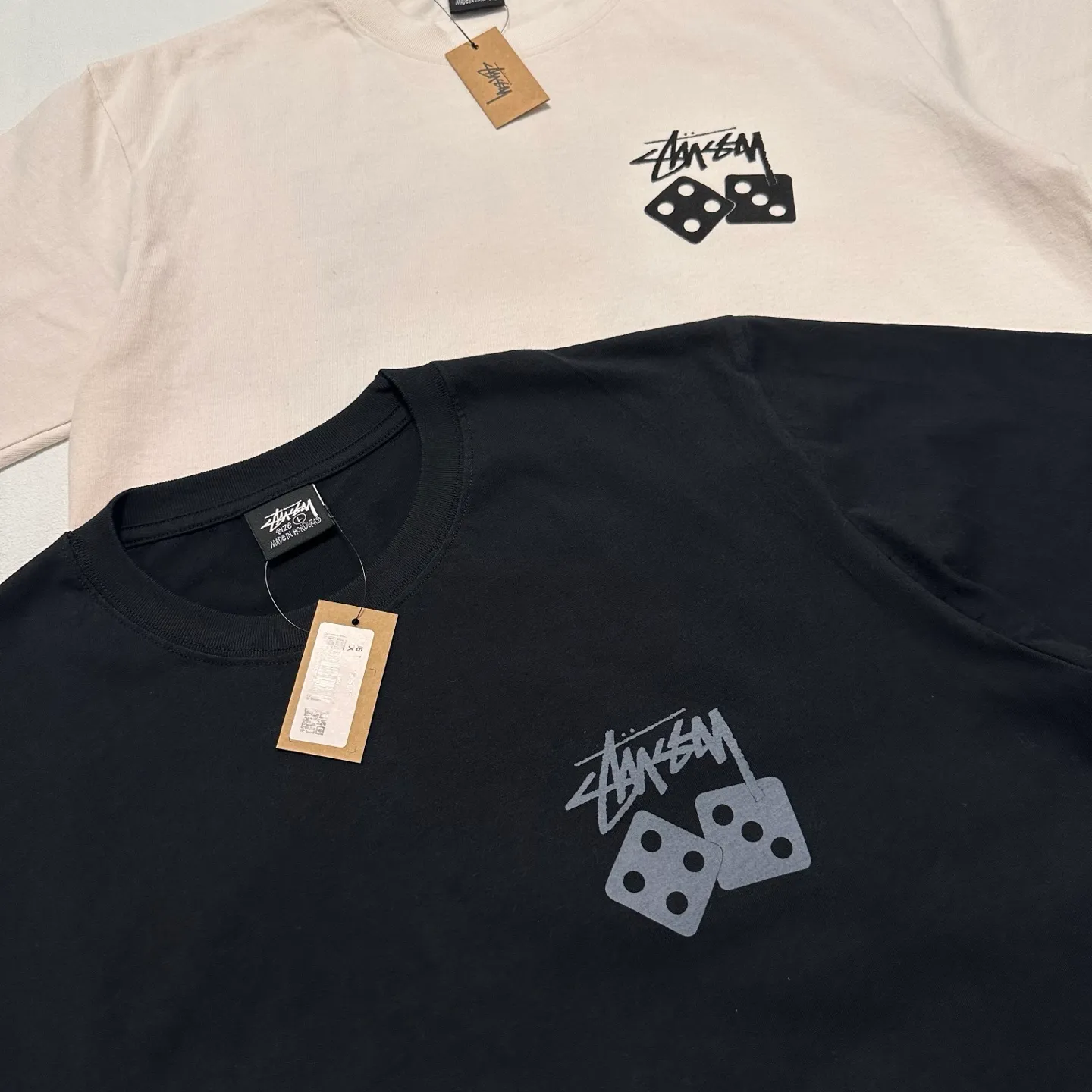 Detailed shooting of STUSSY SS25 DICE TEE PIGMENT DYED dice letter pattern printed short-sleeved T-shirt black and off-white S-XL