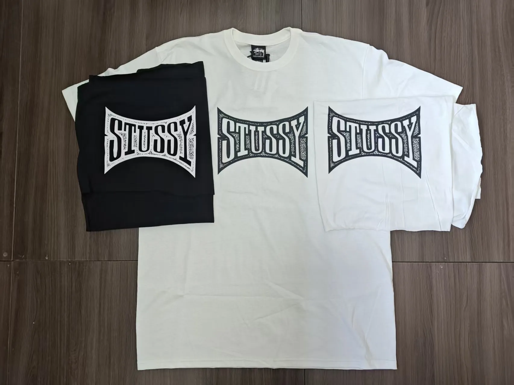New model preview! Champion flag T-shirt STUSSY 25SS CHAMPION TEE black and white S-XL curved hand-painted graffiti STUSSY letters, the background is an irregular dot print similar to the surface of a basketball, the official 25SS spring and summer main model, the upper body is very good-looking!  Ships in about a week