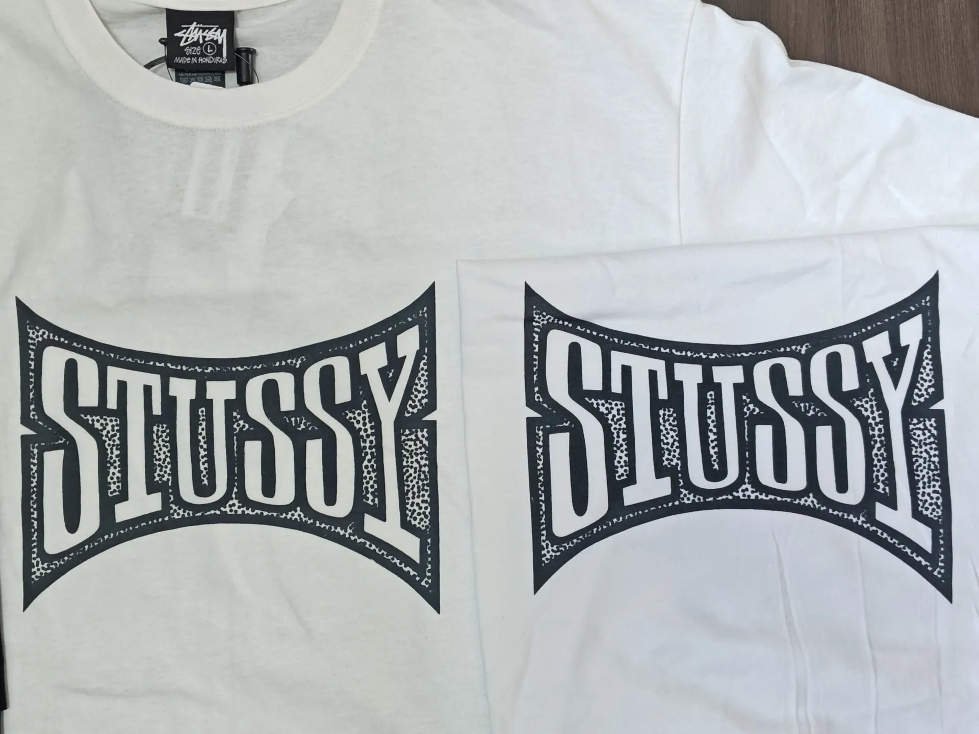 New model preview! Champion flag T-shirt STUSSY 25SS CHAMPION TEE black and white S-XL curved hand-painted graffiti STUSSY letters, the background is an irregular dot print similar to the surface of a basketball, the official 25SS spring and summer main model, the upper body is very good-looking!  Ships in about a week