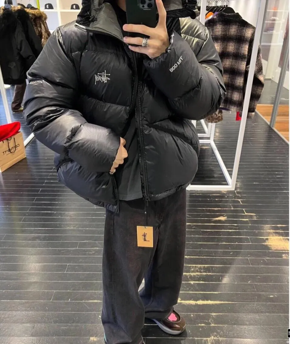 Stussy/Stussy 22Fw classic letter hooded down jacket, black, gray, black and pink, S-XL, filled with national standard 90 velvet/average 450g of velvet. It has a Michelin effect when you put it on. 800 puffs, fluffy and warm, full and light.