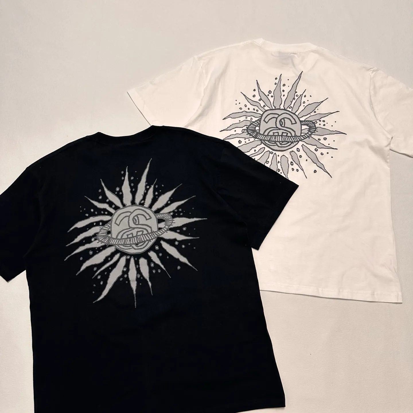 Detailed shooting of sun T-shirt STUSSY SS25 LOOK BEYOND TEE PIGMENT DYED double S sun short-sleeved TEE black and white S- XL