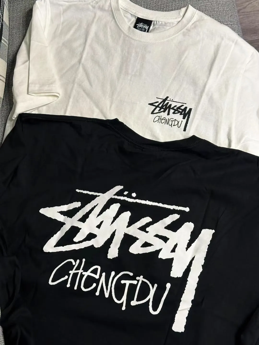 Chengdu limited TEE STUSSY FW24 CHENGDU TEE classic words Chengdu limited short sleeves black and white S-XL