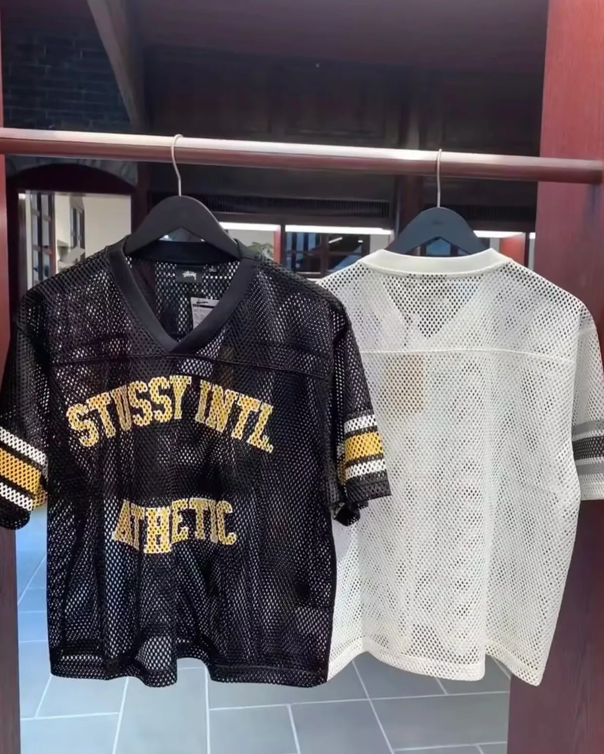 Mesh V-neck T-shirt Stussy SS25 STÜSSY INTERNATIONAL TEAM JERSEY V-neck mesh retro letter short sleeves black and white S-XL