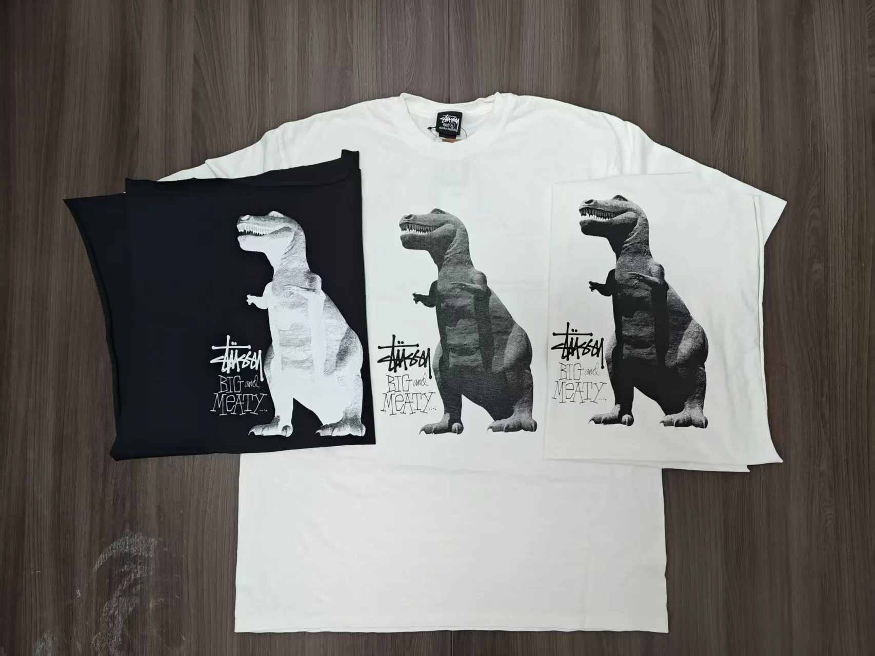 New preview: The highly acclaimed Tyrannosaurus Rex T-shirt has been re-engraved this year. This time the printing pattern is more realistic, the dots are more delicate, and the cute image is also a little cute. The first version of the printing color is still too dark, please adjust it again. Tyrannosaurus Rex T-shirt STUSSY 25SS BIG & MEATY TEE