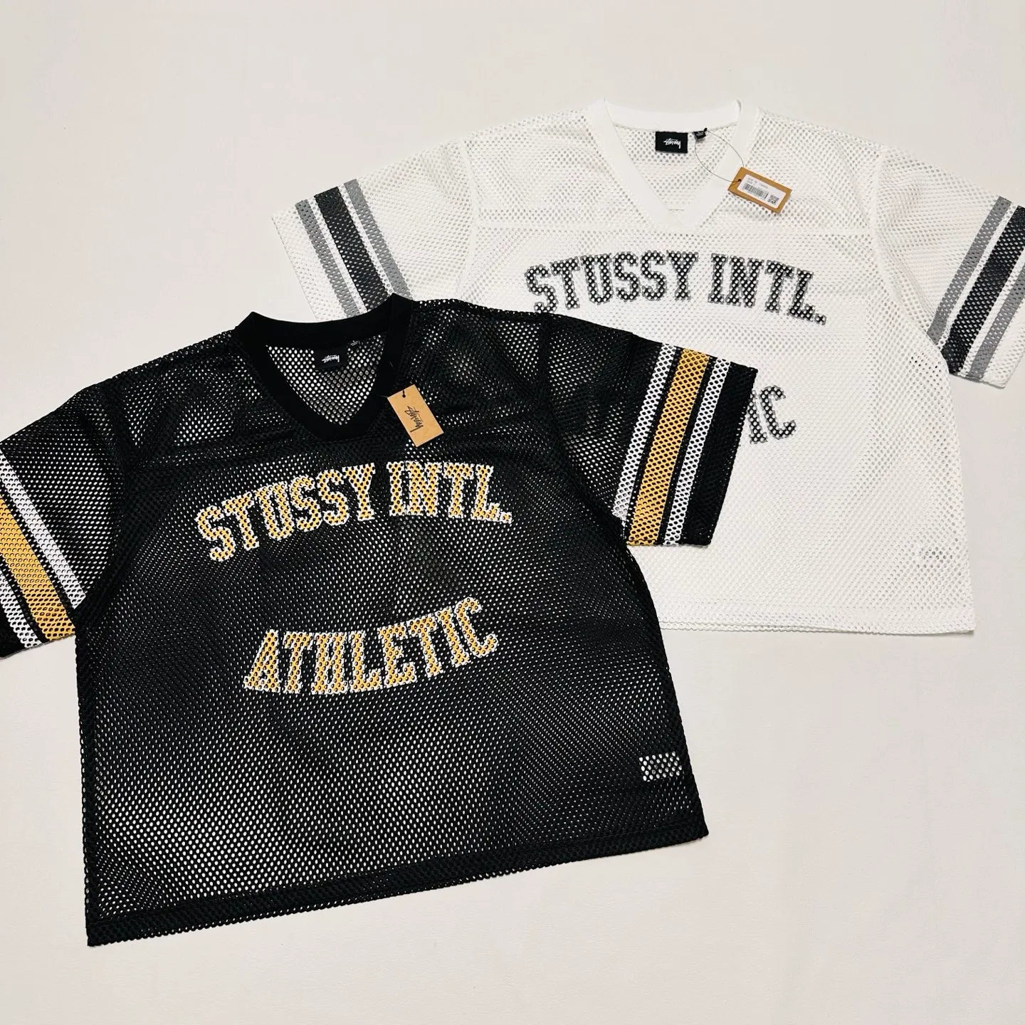 Detailed shooting of mesh V-neck T-shirt Stussy SS25 STÜSSY INTERNATIONAL TEAM JERSEY V-neck mesh retro letter short sleeves black and white S-XL