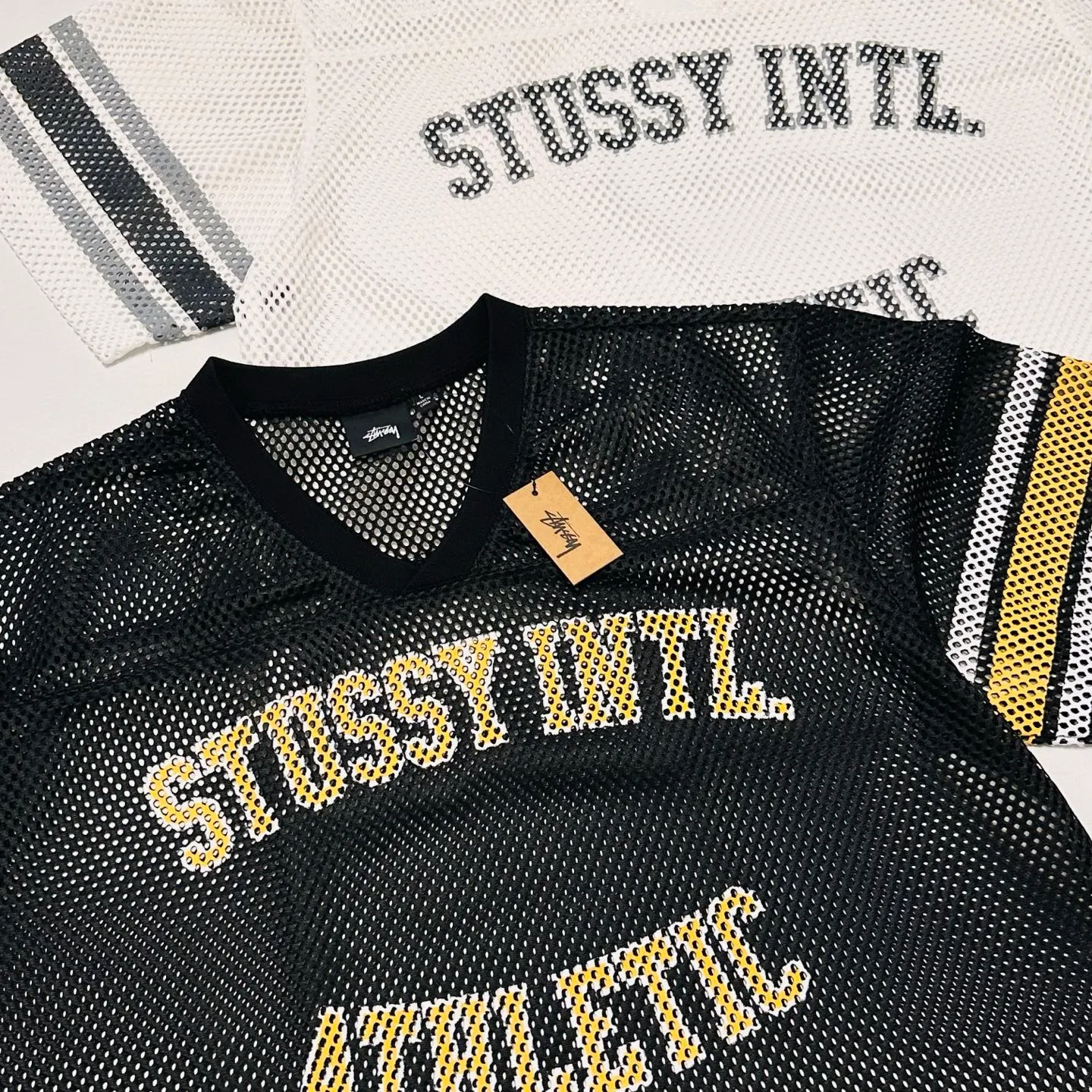 Detailed shooting of mesh V-neck T-shirt Stussy SS25 STÜSSY INTERNATIONAL TEAM JERSEY V-neck mesh retro letter short sleeves black and white S-XL