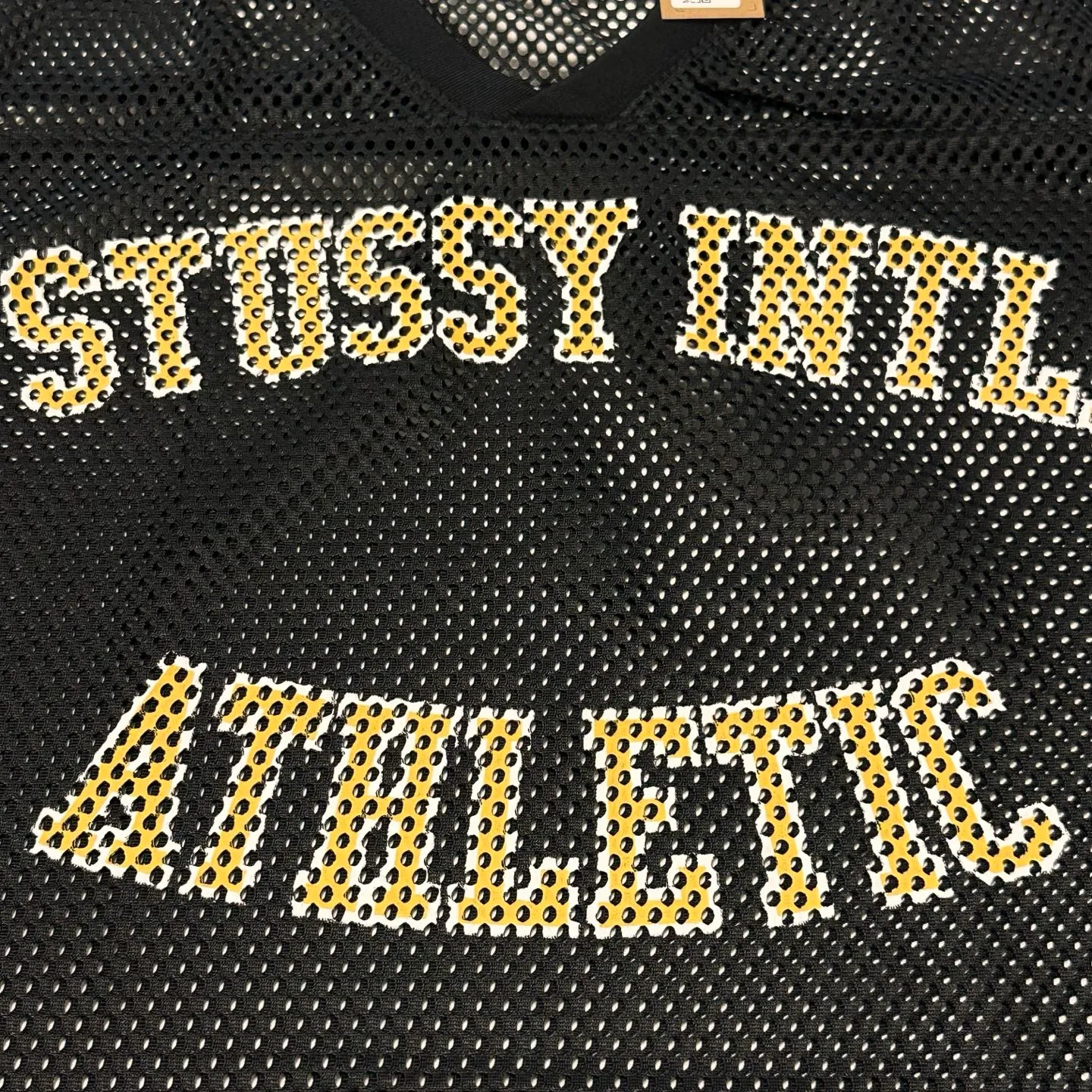 Detailed shooting of mesh V-neck T-shirt Stussy SS25 STÜSSY INTERNATIONAL TEAM JERSEY V-neck mesh retro letter short sleeves black and white S-XL