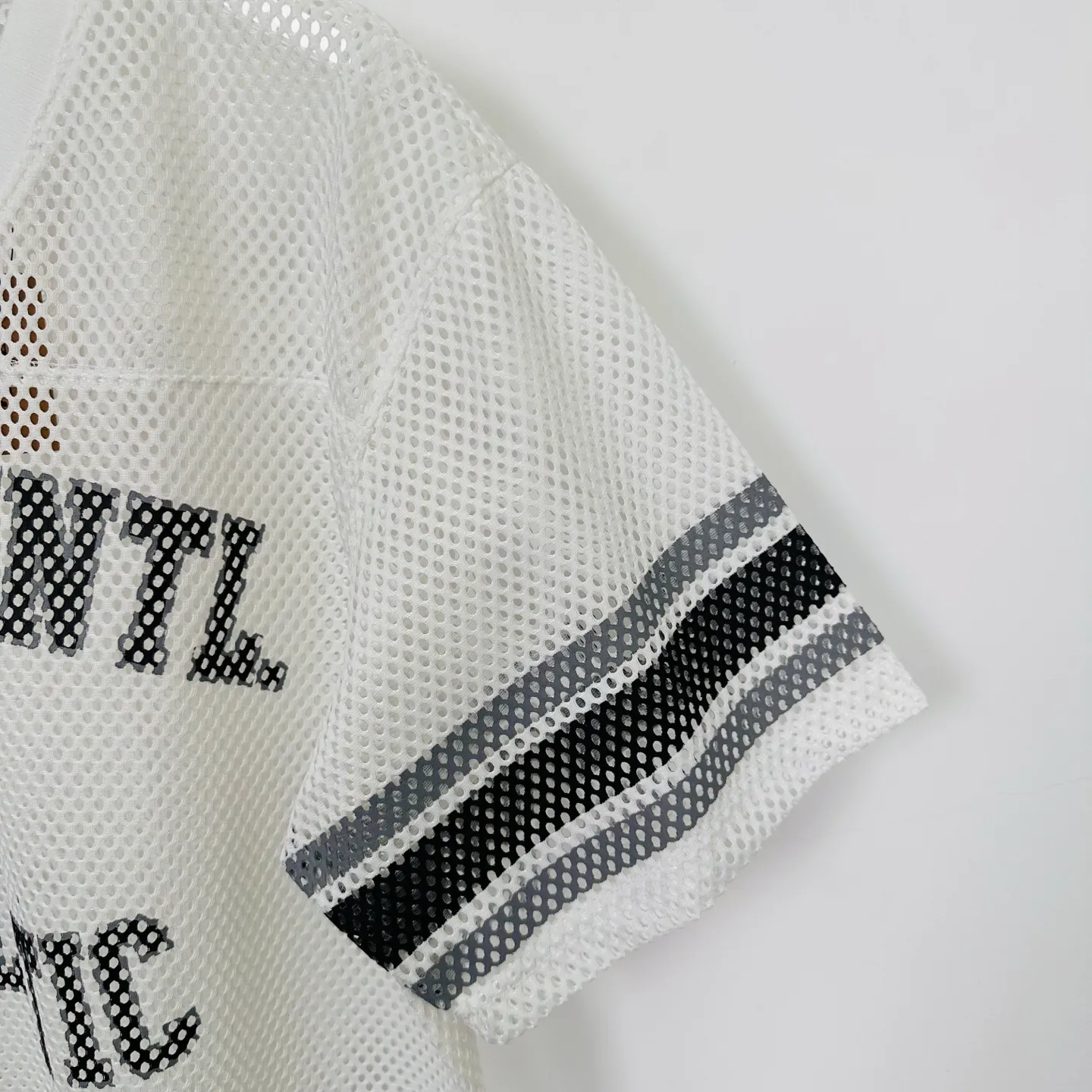 Mesh V-neck T-shirt Stussy SS25 STÜSSY INTERNATIONAL TEAM JERSEY V-neck mesh retro letter short sleeves black and white S-XL