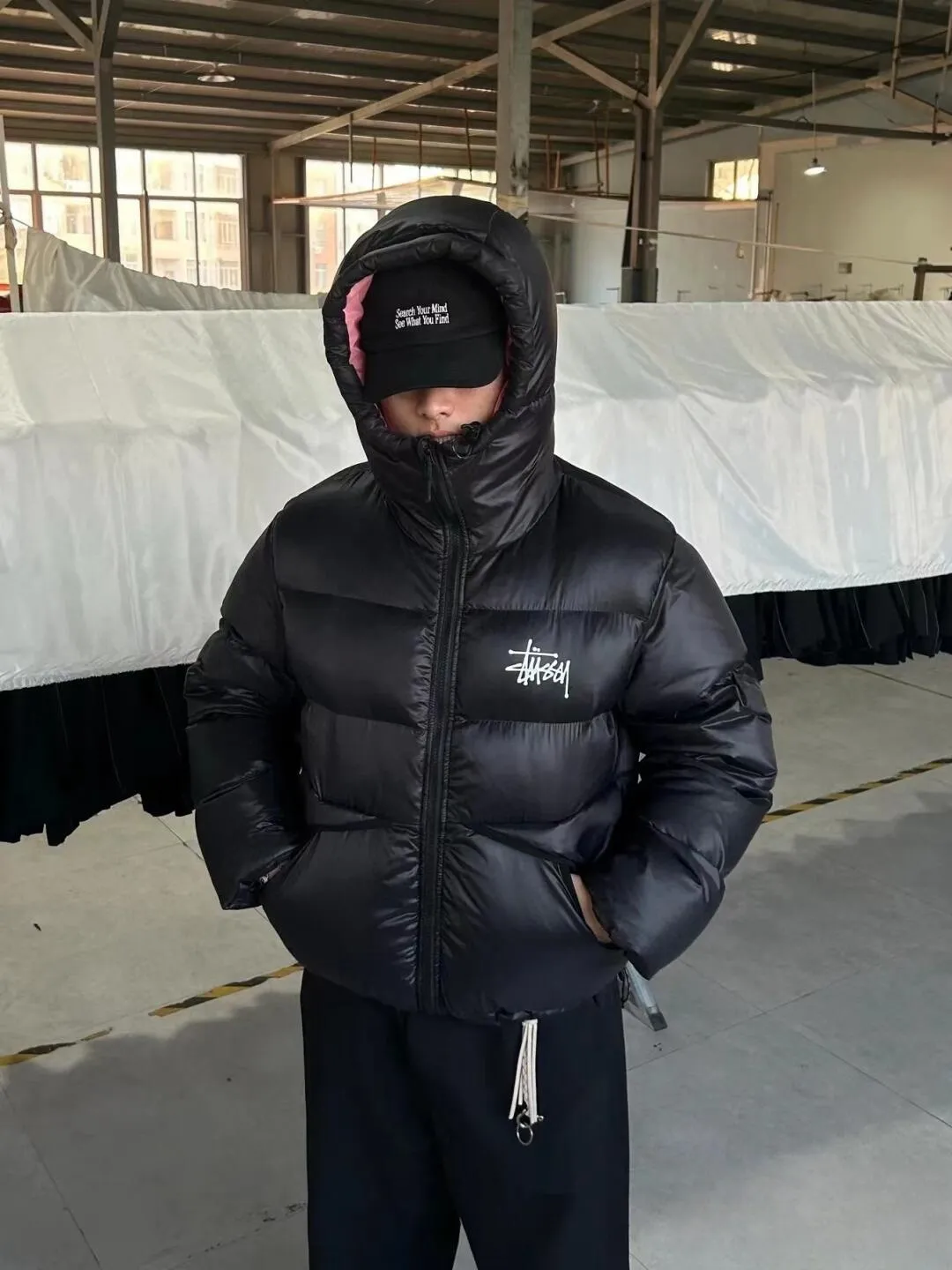 Stussy/Stussy 22Fw classic letter hooded down jacket, black, gray, black and pink, S-XL, filled with national standard 90 velvet/average 450g of velvet. It has a Michelin effect when you put it on. 800 puffs, fluffy and warm, full and light.