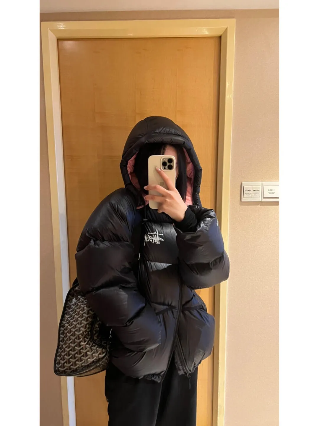 Stussy/Stussy 22Fw classic letter hooded down jacket, black, gray, black and pink, S-XL, filled with national standard 90 velvet/average 450g of velvet. It has a Michelin effect when you put it on. 800 puffs, fluffy and warm, full and light.