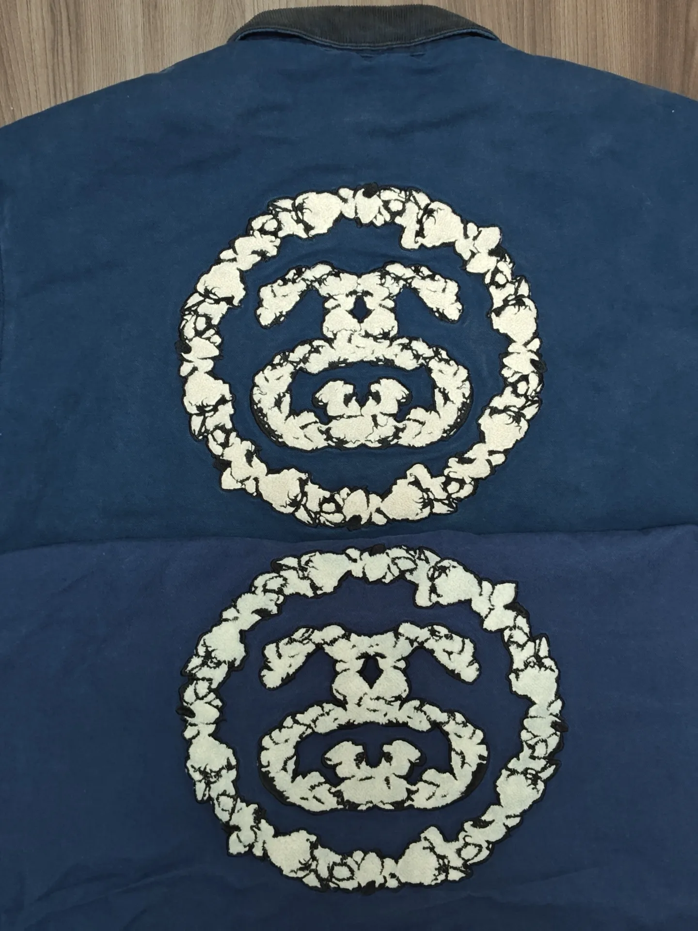 ZP pattern making: shipped tomorrow!  Custom-woven and dyed all-over beaded canvas fabric (the fabric has not been woven yet). The pattern washing this time is a little whiter. There are many embroideries all over the body. The color of the embroidery thread will still change color after the garment is washed again. The fabric can only be washed once to prevent the color from fading. DT Jacket STUSSY We will release single-layer models first for spring and summer, and quilted autumn and winter models are expected to be released in September to adapt to different climate temperatures.