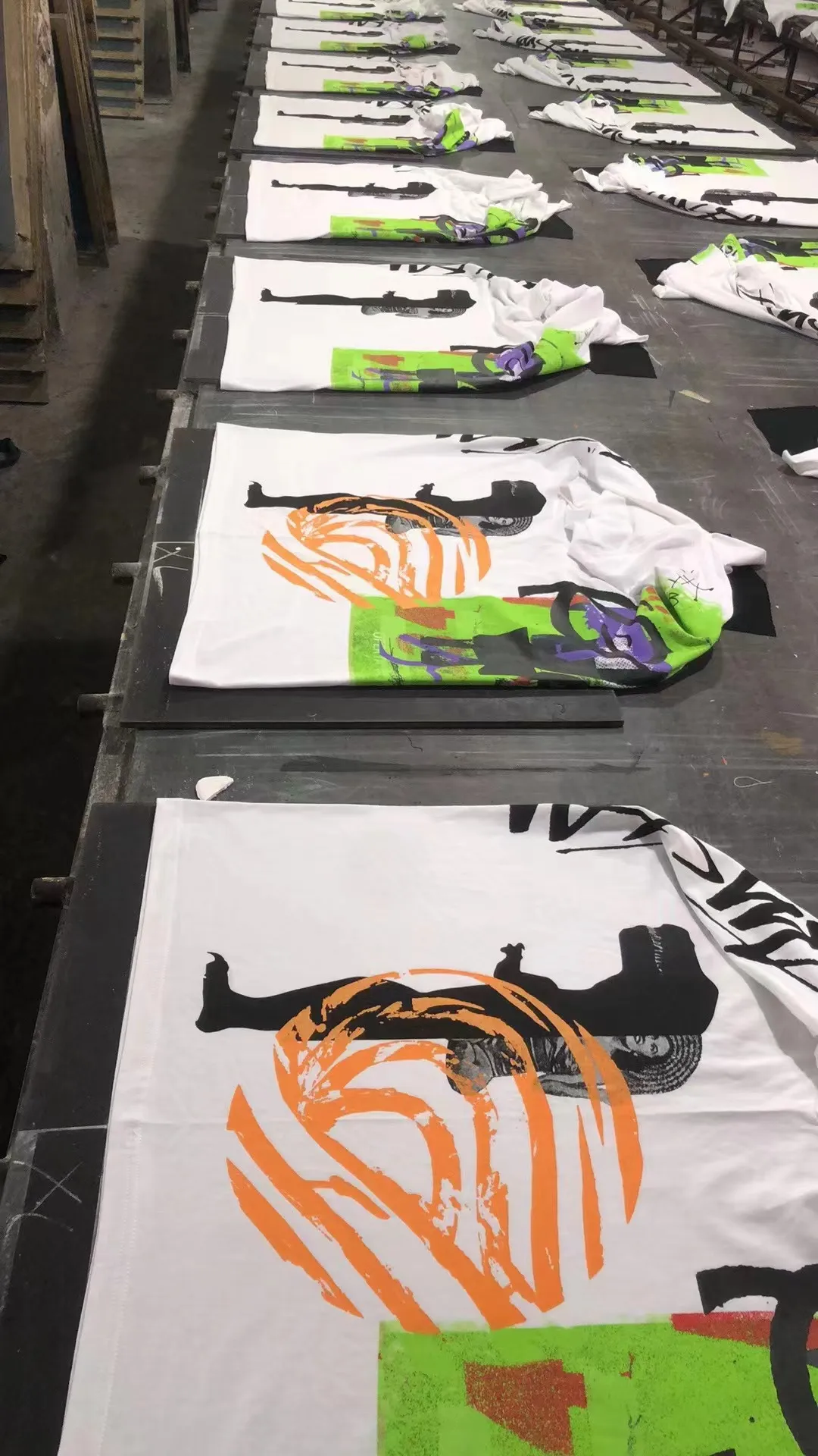 ZP printing! I underestimated this print before! The front, back, side + masking had to be laid out 4 times in sequence, and it took two days and two nights to print. The stussy print on the front panel needs to be printed on the collar and collar label, so it can only be printed on ready-made clothes. It is too difficult to print flatly, and ZP does not print as well as we do. After printing the front panel, print the back panel, then print the sides, and finally print the orange pattern across the side and back panels. STUSSY X DAVID SS24 joint model CARSON DINO TEE Dinosaur digital print short-sleeved Tee black and white S-XL