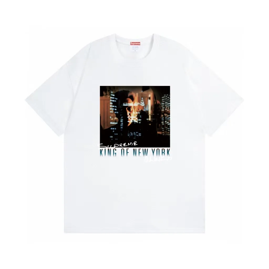 #S113 p110💰 Supreme SS19 Christopher Walken King Of NewYorkTee Navy King of New York print, loose fit, made of 260g combed cotton double yarn, all three standards from fabrics to accessories, ZP, imported Matsui company slurry printing will never crack, the whole piece is made of three-needle five-thread technology. The neckline-shoulder seam-sleeve seam double line, looks more three-dimensional and textured) is the same as the original version, the classic version Feel free to compare zp. The whole piece adopts three-needle five-thread craftsmanship (neckline-shoulder seam-sleeve seam double thread, which looks more three-dimensional and textured). It has the same craftsmanship as the authentic original version, classic version. Color: white, black, navy blue, gray, red, dark green, apricot, orange, light blue. Size: S M L XL XXL