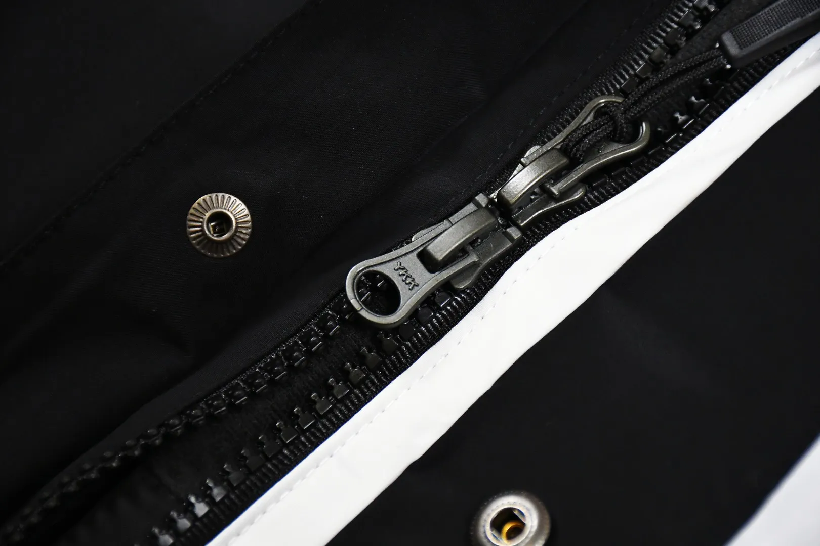 MX82💰p670 MAX/top version, exclusive quality on the entire network, ZP player-specified version, correct alignment in the entire frame, Supreme FW20 Week 10 x TNF S Logo Mountain, North Face Big S joint-branded jacket, correct alignment in the entire frame (alignment of the S letter and buttons, compare the front view of the official website by yourself), a true jacket, waterproof, windproof, breathable, and warm. There are 8 YKK zippers in total, and there are three different types of zippers/sliders among the eight, including placket, one No. 5 resin zipper, outer pockets and sleeves, four No. 3 resin zippers, three reverse-pull metal zippers inside, hidden zippers on both sides of pockets and sleeves. Professional grade waterproof coating fabric, whole body laminated professional waterproof coating, first-class waterproof effect, built-in thin velvet, excellent warmth and wind protection, and perfect breathability. Polyamide fiber component dispersed fuel printing red After the outer screen positioning and digital printing, the pieces were cut. More than 20 plates were opened, and the printing was cut and printed by size. Each size and part required workers to cut according to the pattern. It was time-consuming and labor-intensive, and the labor cost was extremely high. Four-color inks were imported from Belgium. Automatic identification, a total of four sizes, the large S of the whole dress is complete, all counter-sewing, meticulous, embroidered R letter with elephant legs, embroidery is more full and exquisite, embroidery details are perfect, accessories, laser markings, etc. are all available S~XL