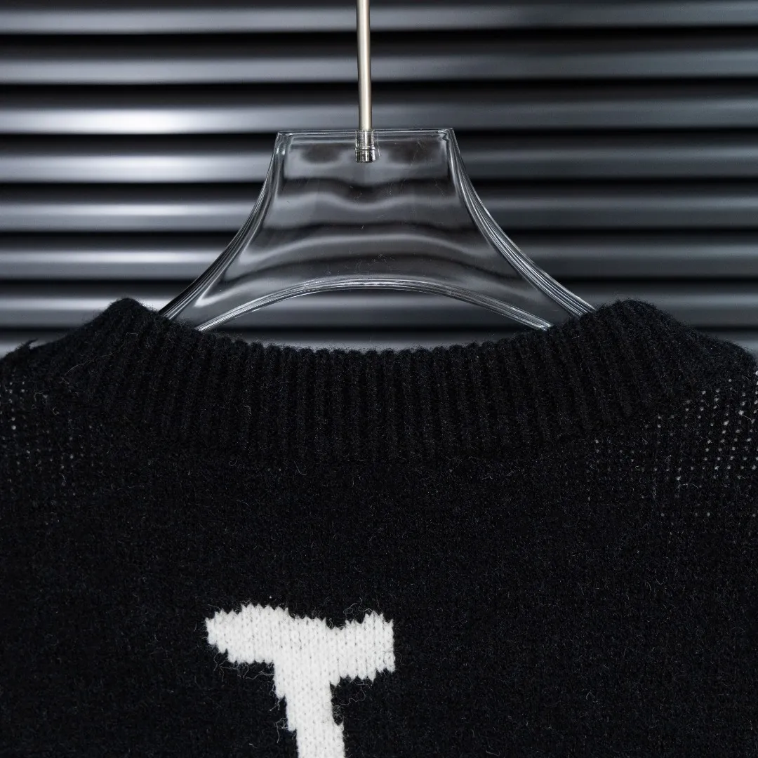 P290 Style: superme trendy cursive embroidered knitted sweater Size: S-XXL Fabric: Wool blend Accessories: Full set of customized original accessories