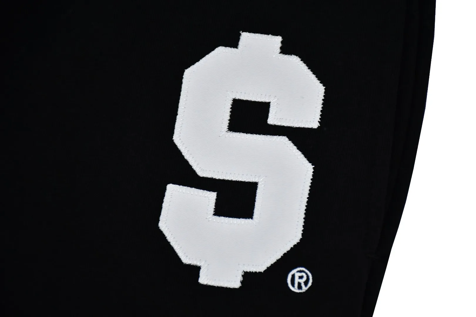 S556💰p300 top version Supreme 23ss S Sweatp patch embroidered logo plus velvet sweatpants. For those of us who focus on top Supreme, this style of sweatpants is naturally available. ZP purchase and pattern making operation 1. Fabric: ZP testing, custom weaving and dyeing, pure cotton 430G plus velvet main fabric, horizontal cutting 2. Embroidery: embroidery equipment Behringer BEKS-Y924 machine is used (a level higher than Tajima embroidery machine). The embroidery thickness, saturation and size are all consistent with ZP. 3. Sewing process: Four-needle and six-thread boneless splicing process is used in twelve places of the whole garment. Processed by a senior foreign trade factory (cannot be done by ordinary factories) 4. Customized ZP main label/wash water mark/tag/packaging bag (equipped with extra-large thickened handbag) Color: black/grey/navy blue Size: S/M/L/XL