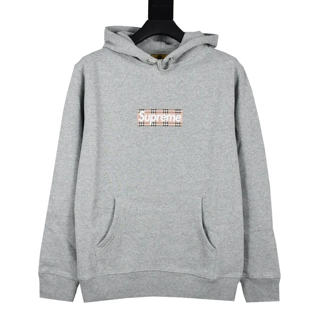 🅿️320 S201 top version Supreme 22ss Week3 x Burberry joint Burberry BOX LOGO HOODED Sweatshirt hooded sweatshirt. For those of us who focus on top Sup products, this sweatshirt is naturally available. ZP testing, custom weaving and dyeing, pure cotton 450G fleece main fabric, horizontal cutting, side stitching 520G 2X2 thread Printing uses thermoset ink printing, also known as plastic ink, or self-adhesive ink. Its ingredients are: mainly composed of polyvinyl chloride (PVC) and phthalates. PVC and phthalates, color fixing agents, stabilizers, and thickeners are mixed to form thermoset ink. It is not the digital direct printing advertised on the market. The printing texture of thermoset ink is unachievable by digital direct printing. Customized ZP co-branding Main label/wash water label/tag/packaging bag (equipped with extra large thickened handbag) There is a probability of passing the inspection version, and the original packaging picture has a high probability of passing. Size: S-XL