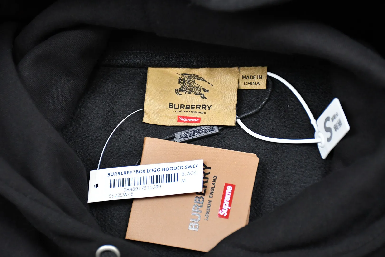 🅿️320 S201 top version Supreme 22ss Week3 x Burberry joint Burberry BOX LOGO HOODED Sweatshirt hooded sweatshirt. For those of us who focus on top Sup products, this sweatshirt is naturally available. ZP testing, custom weaving and dyeing, pure cotton 450G fleece main fabric, horizontal cutting, side stitching 520G 2X2 thread Printing uses thermoset ink printing, also known as plastic ink, or self-adhesive ink. Its ingredients are: mainly composed of polyvinyl chloride (PVC) and phthalates. PVC and phthalates, color fixing agents, stabilizers, and thickeners are mixed to form thermoset ink. It is not the digital direct printing advertised on the market. The printing texture of thermoset ink is unachievable by digital direct printing. Customized ZP co-branding Main label/wash water label/tag/packaging bag (equipped with extra large thickened handbag) There is a probability of passing the inspection version, and the original packaging picture has a high probability of passing. Size: S-XL