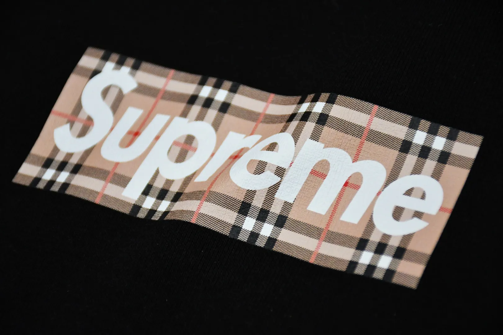 🅿️320 S201 top version Supreme 22ss Week3 x Burberry joint Burberry BOX LOGO HOODED Sweatshirt hooded sweatshirt. For those of us who focus on top Sup products, this sweatshirt is naturally available. ZP testing, custom weaving and dyeing, pure cotton 450G fleece main fabric, horizontal cutting, side stitching 520G 2X2 thread Printing uses thermoset ink printing, also known as plastic ink, or self-adhesive ink. Its ingredients are: mainly composed of polyvinyl chloride (PVC) and phthalates. PVC and phthalates, color fixing agents, stabilizers, and thickeners are mixed to form thermoset ink. It is not the digital direct printing advertised on the market. The printing texture of thermoset ink is unachievable by digital direct printing. Customized ZP co-branding Main label/wash water label/tag/packaging bag (equipped with extra large thickened handbag) There is a probability of passing the inspection version, and the original packaging picture has a high probability of passing. Size: S-XL