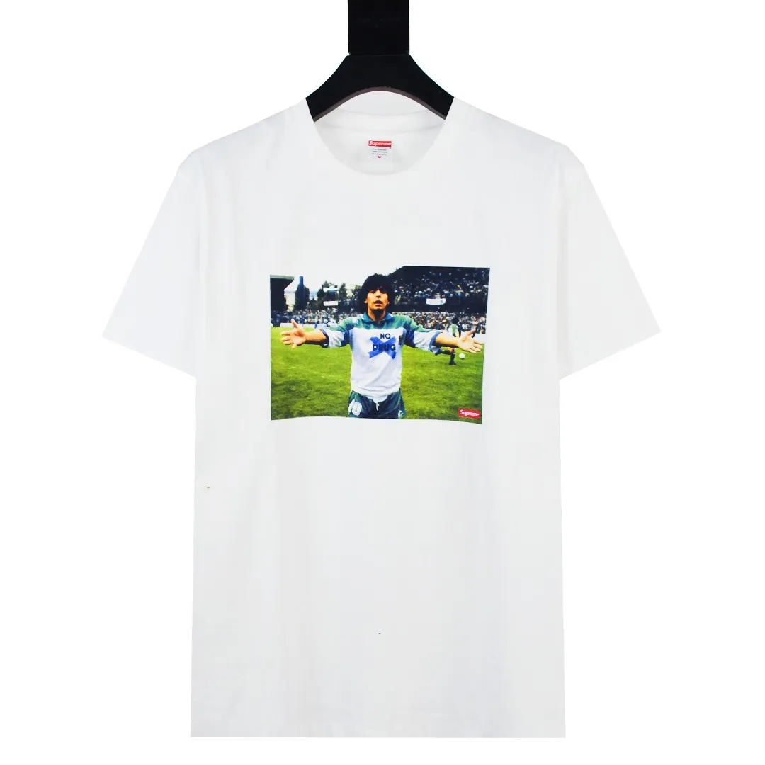 🅿️130 S138 Supreme 24fw Argentinian player Maradona portrait printed commemorative short-sleeved T-shirt. Refuse to look at pictures to make goods. Refuse to compare wrong versions. Use cylinder seamless technology (original technology, there are no stitched bones on the side of the clothes, key points of identification) The fabrics are all custom-woven and dyed, 280g weight, 100% cotton, cylindrical fabric. Cylindrical fabric is a knitted fabric woven with a cylinder loom. The needles are distributed in a cylindrical shape on the fuselage. The gray fabric is a large cylinder, which needs to be opened and shaped before it can be used further. There are no slits on the side of the clothes, so there is no washing label on the side of ordinary short-sleeves. There is only one collar label behind the neck. The printing uses thermosetting ink printing imported from Belgium (different from conventional thermal transfer printing), also known as plastic ink, or self-adhesive ink. Its ingredients are: mainly composed of polyvinyl chloride (PVC) and phthalates. PVC and phthalates, solid color The thermoset ink is composed of a mixture of agents, stabilizers, and thickeners. It is not the digital direct printing advertised on the market. The printing texture of thermoset ink cannot be achieved by digital direct printing. The collar label has a watermark anti-counterfeiting effect, a real anti-counterfeiting layer, a version with a high probability of passing the inspection, and a high probability of passing the original packaging picture. Size：S-XL