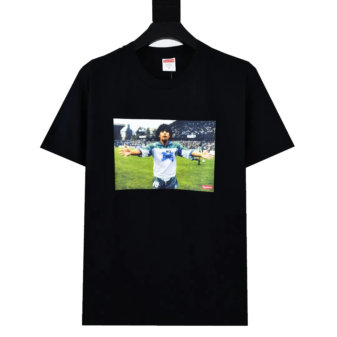🅿️130 S138 Supreme 24fw Argentinian player Maradona portrait printed commemorative short-sleeved T-shirt. Refuse to look at pictures to make goods. Refuse to compare wrong versions. Use cylinder seamless technology (original technology, there are no stitched bones on the side of the clothes, key points of identification) The fabrics are all custom-woven and dyed, 280g weight, 100% cotton, cylindrical fabric. Cylindrical fabric is a knitted fabric woven with a cylinder loom. The needles are distributed in a cylindrical shape on the fuselage. The gray fabric is a large cylinder, which needs to be opened and shaped before it can be used further. There are no slits on the side of the clothes, so there is no washing label on the side of ordinary short-sleeves. There is only one collar label behind the neck. The printing uses thermosetting ink printing imported from Belgium (different from conventional thermal transfer printing), also known as plastic ink, or self-adhesive ink. Its ingredients are: mainly composed of polyvinyl chloride (PVC) and phthalates. PVC and phthalates, solid color The thermoset ink is composed of a mixture of agents, stabilizers, and thickeners. It is not the digital direct printing advertised on the market. The printing texture of thermoset ink cannot be achieved by digital direct printing. The collar label has a watermark anti-counterfeiting effect, a real anti-counterfeiting layer, a version with a high probability of passing the inspection, and a high probability of passing the original packaging picture. Size：S-XL