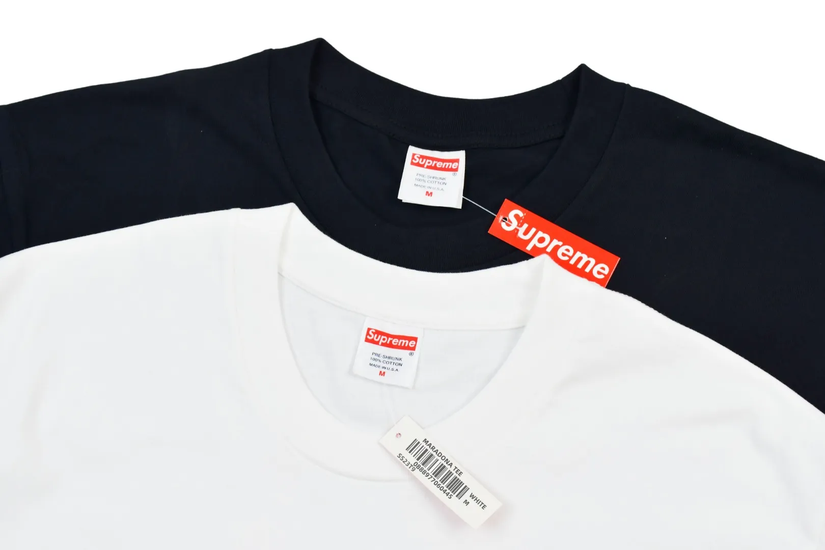🅿️130 S138 Supreme 24fw Argentinian player Maradona portrait printed commemorative short-sleeved T-shirt. Refuse to look at pictures to make goods. Refuse to compare wrong versions. Use cylinder seamless technology (original technology, there are no stitched bones on the side of the clothes, key points of identification) The fabrics are all custom-woven and dyed, 280g weight, 100% cotton, cylindrical fabric. Cylindrical fabric is a knitted fabric woven with a cylinder loom. The needles are distributed in a cylindrical shape on the fuselage. The gray fabric is a large cylinder, which needs to be opened and shaped before it can be used further. There are no slits on the side of the clothes, so there is no washing label on the side of ordinary short-sleeves. There is only one collar label behind the neck. The printing uses thermosetting ink printing imported from Belgium (different from conventional thermal transfer printing), also known as plastic ink, or self-adhesive ink. Its ingredients are: mainly composed of polyvinyl chloride (PVC) and phthalates. PVC and phthalates, solid color The thermoset ink is composed of a mixture of agents, stabilizers, and thickeners. It is not the digital direct printing advertised on the market. The printing texture of thermoset ink cannot be achieved by digital direct printing. The collar label has a watermark anti-counterfeiting effect, a real anti-counterfeiting layer, a version with a high probability of passing the inspection, and a high probability of passing the original packaging picture. Size：S-XL