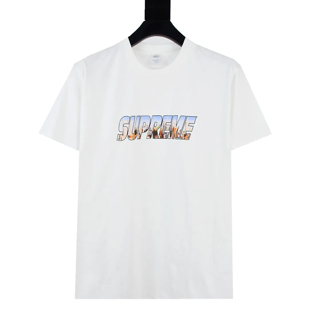 S294💰p130 Supreme 23FW GOTHAM Gotham City Metropolis City Letters LOGO Short-sleeved T-shirt. Refuse to look at pictures to make products. Refuse to compare wrong versions. Use cylinder seamless technology (original technology, there are no stitched bones on the side of the clothes, key points of identification) The fabrics are all custom-woven and dyed, 280g weight, 100% cotton, cylindrical fabric. Cylindrical fabric is a knitted fabric woven with a cylinder loom. The needles are distributed in a cylindrical shape on the fuselage. The gray fabric is a large cylinder, which needs to be opened and shaped before it can be used further. There are no slits on the side of the clothes, so there is no washing label on the side of ordinary short-sleeves. There is only one collar label behind the neck. The printing uses thermosetting ink printing imported from Belgium (different from conventional heat transfer printing), also known as plastic ink, or self-adhesive ink. Its ingredients are: mainly composed of polyvinyl chloride (PVC) and phthalates. PVC and phthalates, solid color The thermosetting ink is composed of a mixture of agents, stabilizers, and thickeners. It is not the digital direct printing marketed on the market. The printing texture of thermosetting ink cannot be achieved by digital direct printing. The collar label has a watermark anti-counterfeiting effect, a real anti-counterfeiting layer, a version with a high probability of passing the inspection, and the original packaging picture has a high probability of passing the test. Size：S-XL