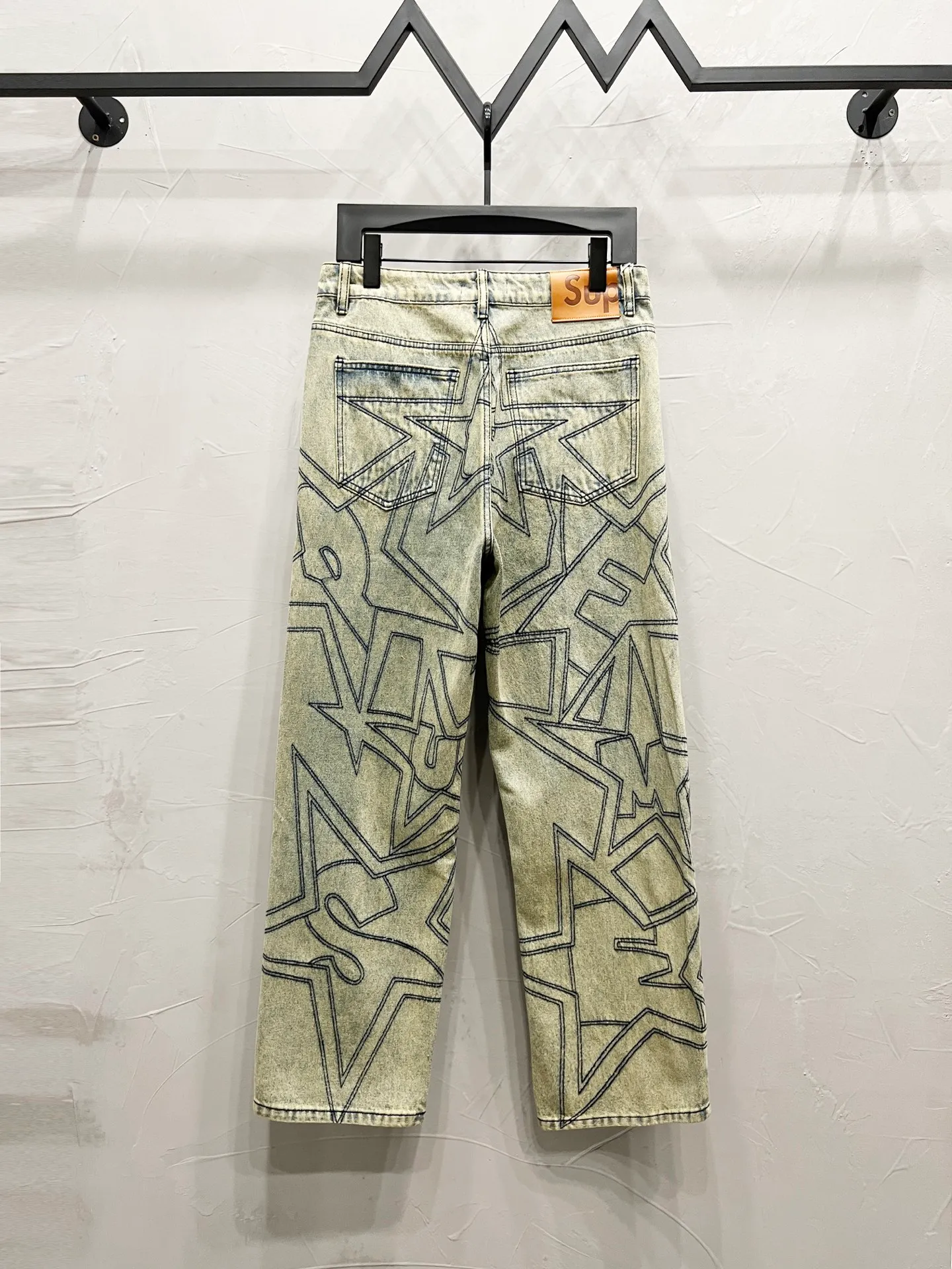 P250 Style number: [M950] Supreme SS25 star topstitch casual loose denim jeans, same style for men and women, top ceiling quality, styles with different wash textures, very friendly to people with thin legs and thick legs, straight and slim fit, very flattering leg shape, timeless moderate length, easy and casual to match, basic styling for various styles, a must-have in the wardrobe! The fabric is stiff but also makes the upper body soft without losing texture. The washing process is even more perfect. It is a must-have item for everyone! ! ! Washed wheat, hang tag, pants label, three labels complete Color: yellow Size: 30, 32, 34, 36