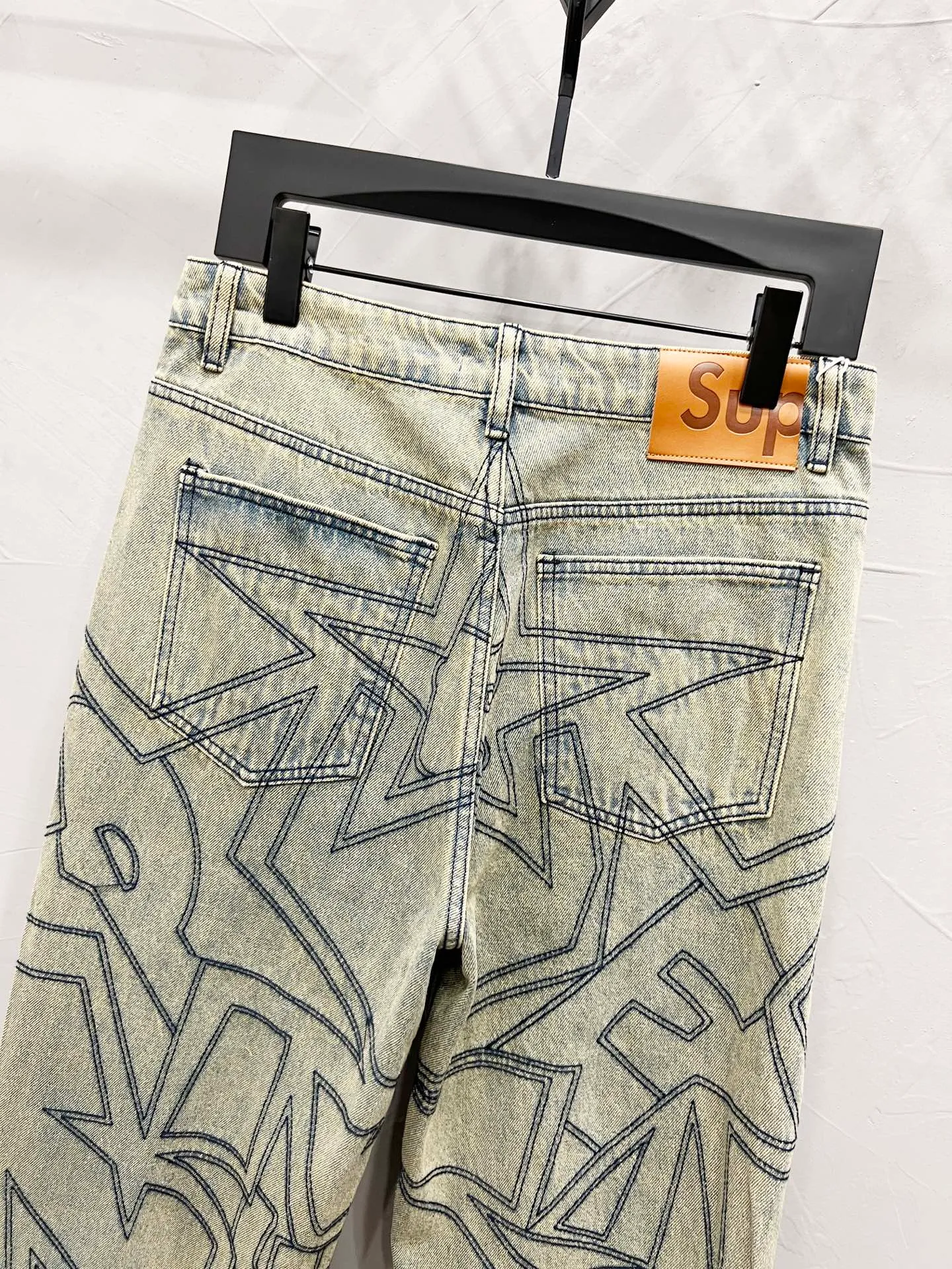 P250 Style number: [M950] Supreme SS25 star topstitch casual loose denim jeans, same style for men and women, top ceiling quality, styles with different wash textures, very friendly to people with thin legs and thick legs, straight and slim fit, very flattering leg shape, timeless moderate length, easy and casual to match, basic styling for various styles, a must-have in the wardrobe! The fabric is stiff but also makes the upper body soft without losing texture. The washing process is even more perfect. It is a must-have item for everyone! ! ! Washed wheat, hang tag, pants label, three labels complete Color: yellow Size: 30, 32, 34, 36