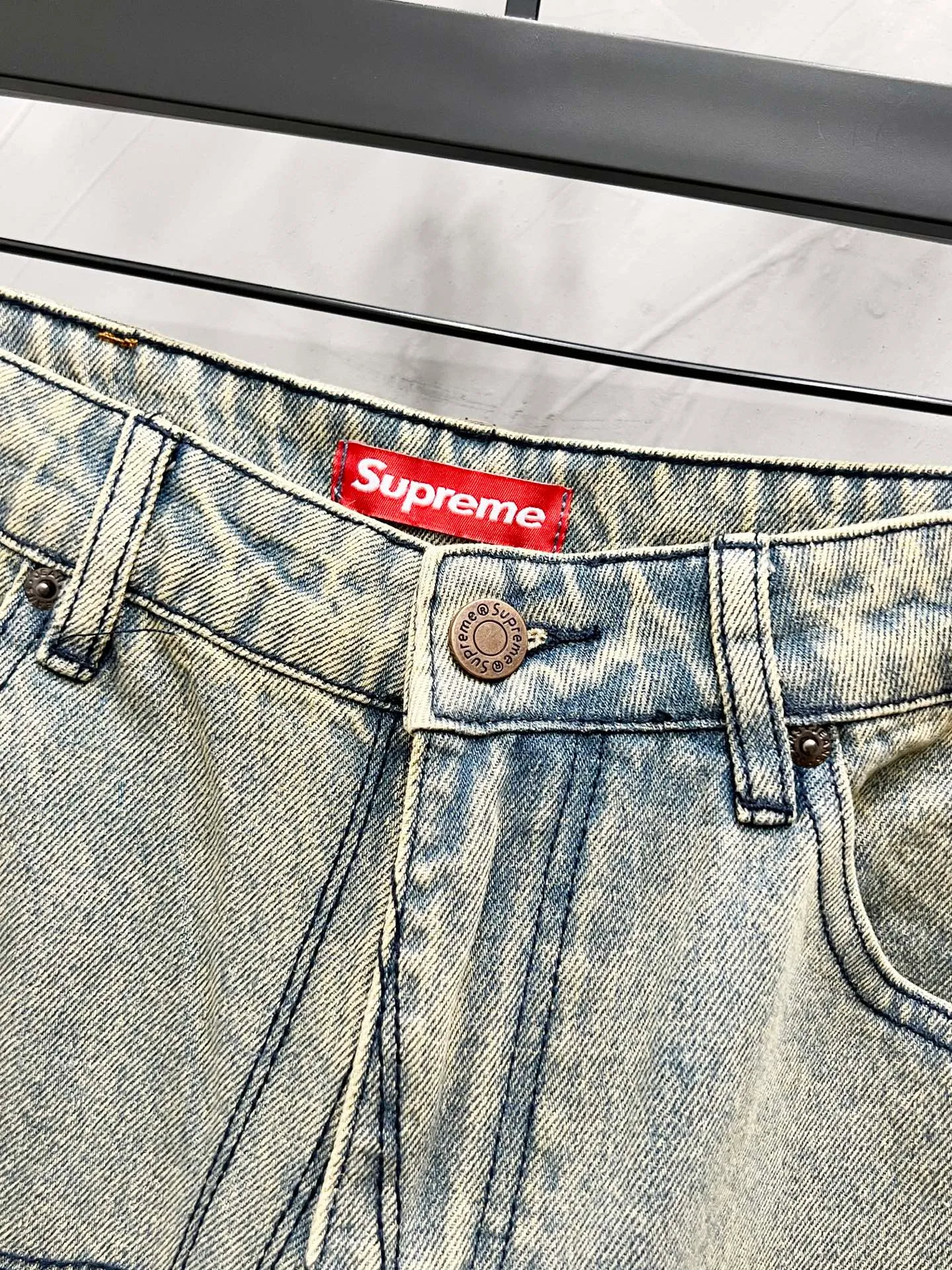 P250 Style number: [M950] Supreme SS25 star topstitch casual loose denim jeans, same style for men and women, top ceiling quality, styles with different wash textures, very friendly to people with thin legs and thick legs, straight and slim fit, very flattering leg shape, timeless moderate length, easy and casual to match, basic styling for various styles, a must-have in the wardrobe! The fabric is stiff but also makes the upper body soft without losing texture. The washing process is even more perfect. It is a must-have item for everyone! ! ! Washed wheat, hang tag, pants label, three labels complete Color: yellow Size: 30, 32, 34, 36