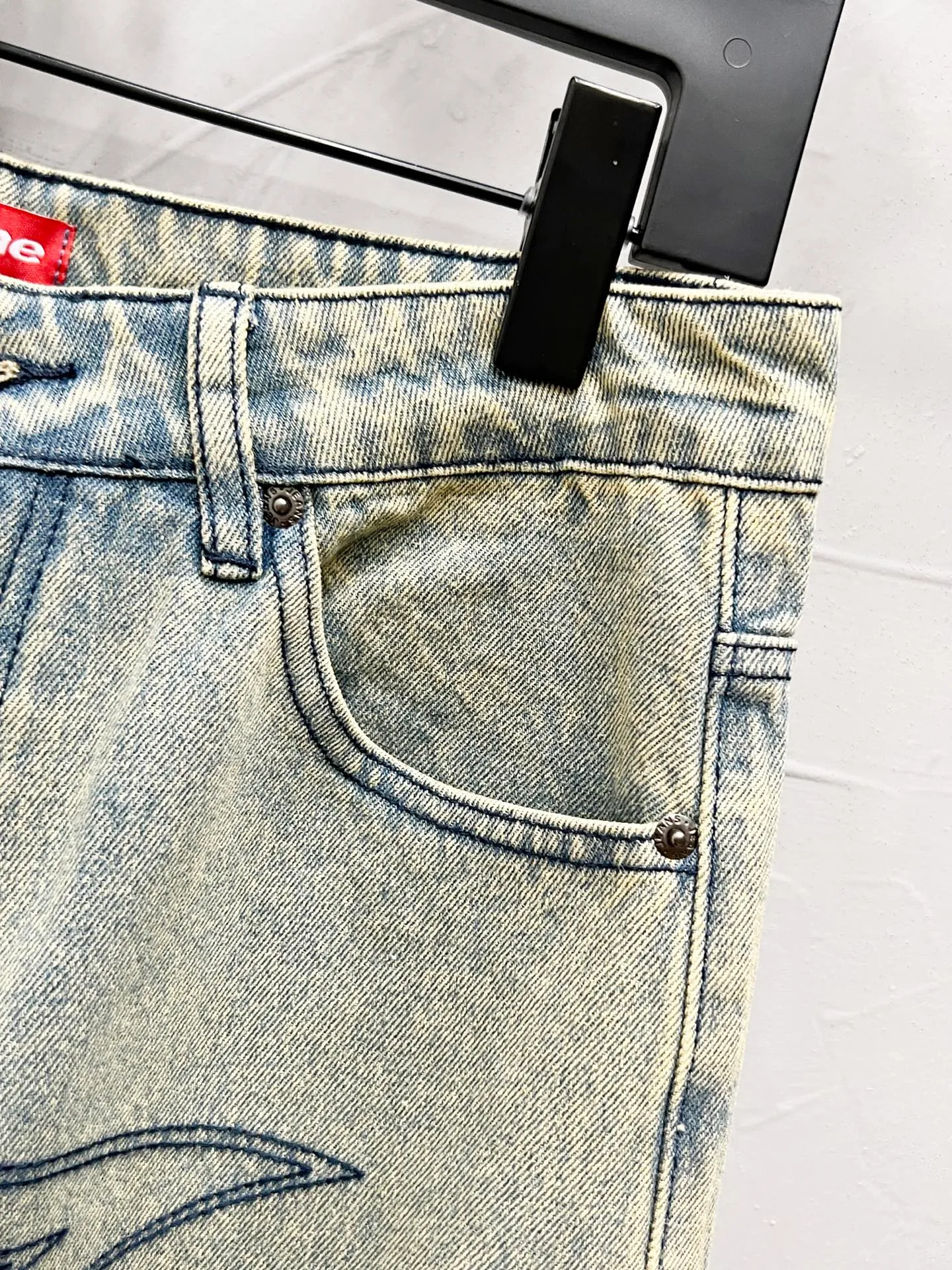 P250 Style number: [M950] Supreme SS25 star topstitch casual loose denim jeans, same style for men and women, top ceiling quality, styles with different wash textures, very friendly to people with thin legs and thick legs, straight and slim fit, very flattering leg shape, timeless moderate length, easy and casual to match, basic styling for various styles, a must-have in the wardrobe! The fabric is stiff but also makes the upper body soft without losing texture. The washing process is even more perfect. It is a must-have item for everyone! ! ! Washed wheat, hang tag, pants label, three labels complete Color: yellow Size: 30, 32, 34, 36