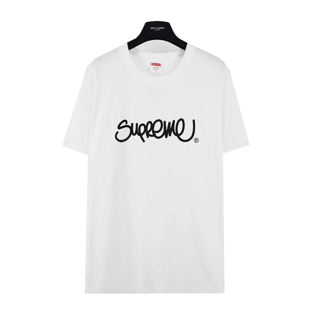 🅿️120 S72 top version Supreme 22ss Handstyle tee graffiti cursive letter LOGO short-sleeved T-shirt. For those of us who focus on top-level Sup products, this short-sleeved one is naturally available. It adopts cylindrical seamless technology (original technology, there are no stitching bones on the side of the clothes, the key point of identification) The fabrics are all custom-woven and dyed, 280g weight, 100% cotton, cylindrical fabric. Cylindrical fabric is a knitted fabric woven with a cylinder loom. The needles are distributed in a cylindrical shape on the fuselage. The gray fabric is a large cylinder, which needs to be opened and shaped before further use. There is no slit on the side of the clothes, so there is no washing label on the side of ordinary short-sleeves. There is only one collar label behind the neck. The printing is printed with thermosetting ink, also known as plastic. Ink, or self-adhesive ink, contains ingredients: mainly composed of polyvinyl chloride (PVC) and phthalates. PVC and phthalates, fixing agents, stabilizers, and thickeners are mixed to form a thermal ink. Solid ink is not the digital direct printing advertised on the market. The printing texture of thermoset ink is something that digital direct printing cannot achieve. The collar label has a watermark anti-counterfeiting effect, a real anti-counterfeiting layer, a probability of passing the version, and a high probability of passing the original packaging picture. Size：S-XL