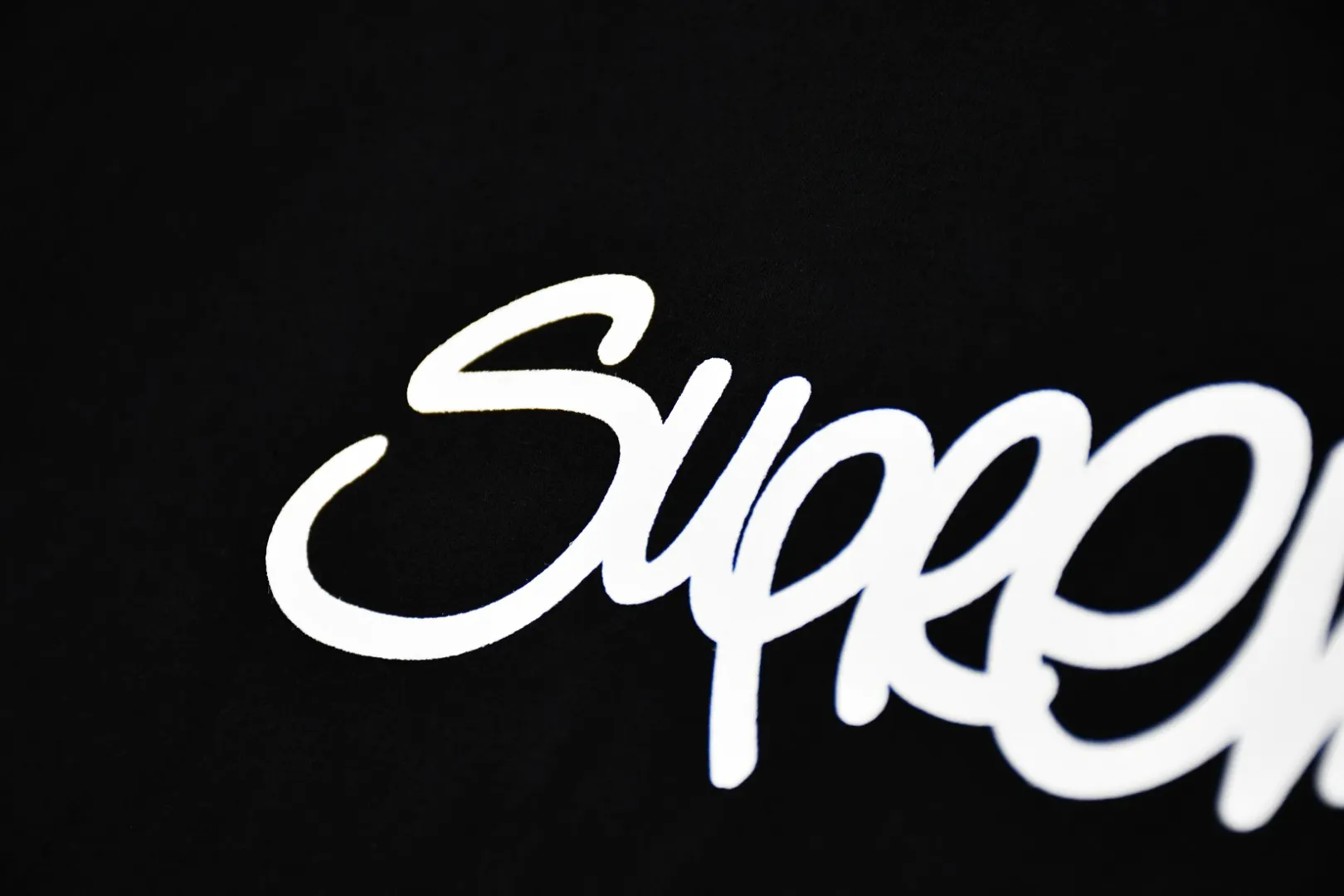 🅿️120 S72 top version Supreme 22ss Handstyle tee graffiti cursive letter LOGO short-sleeved T-shirt. For those of us who focus on top-level Sup products, this short-sleeved one is naturally available. It adopts cylindrical seamless technology (original technology, there are no stitching bones on the side of the clothes, the key point of identification) The fabrics are all custom-woven and dyed, 280g weight, 100% cotton, cylindrical fabric. Cylindrical fabric is a knitted fabric woven with a cylinder loom. The needles are distributed in a cylindrical shape on the fuselage. The gray fabric is a large cylinder, which needs to be opened and shaped before further use. There is no slit on the side of the clothes, so there is no washing label on the side of ordinary short-sleeves. There is only one collar label behind the neck. The printing is printed with thermosetting ink, also known as plastic. Ink, or self-adhesive ink, contains ingredients: mainly composed of polyvinyl chloride (PVC) and phthalates. PVC and phthalates, fixing agents, stabilizers, and thickeners are mixed to form a thermal ink. Solid ink is not the digital direct printing advertised on the market. The printing texture of thermoset ink is something that digital direct printing cannot achieve. The collar label has a watermark anti-counterfeiting effect, a real anti-counterfeiting layer, a probability of passing the version, and a high probability of passing the original packaging picture. Size：S-XL