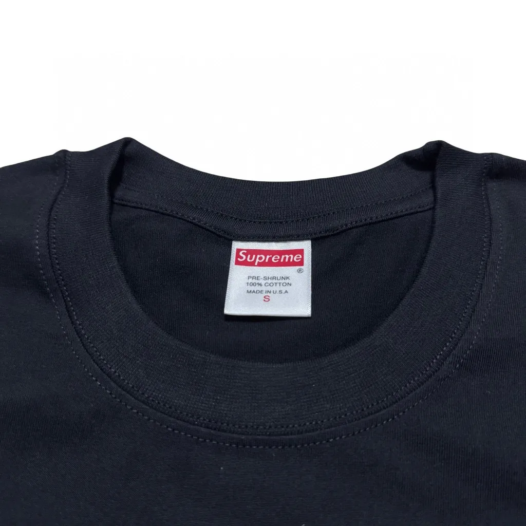 P140 Supreme FW24 WEEK8 Snow White Tee Snow White printed pattern 100-year-old long-sleeved T-shirt, same style for men and women, using cylindrical seamless technology (original technology, there are no stitching bones on the side of the clothes, key points of identification) Fabric: All custom-woven and dyed, 280g weight, 100% cotton, cylindrical fabric, cylindrical fabric is a knitted fabric woven with a cylinder loom, the needles are distributed in a cylindrical shape on the fuselage, and the gray fabric is a large cylinder It needs to be opened and shaped before it can be used further. There is no slit on the side of the clothes, so there is no washing label on the side of ordinary short-sleeved clothes. There is only one collar label behind the neck, so the shape is very correct and not easy to deform (color: black and white)